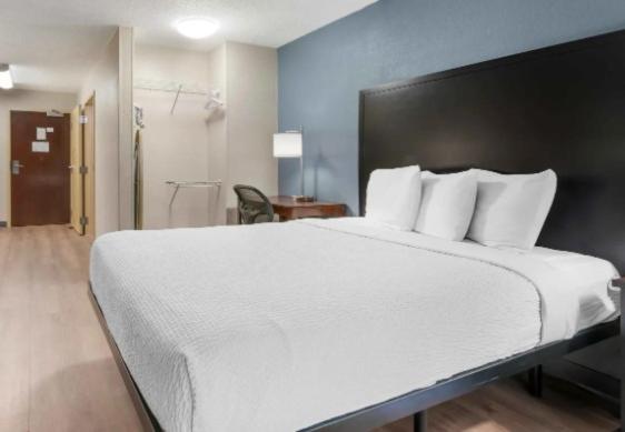 Queen studio with 1 Queen Bed - Disability Access/Non-Smoking - Photo 5