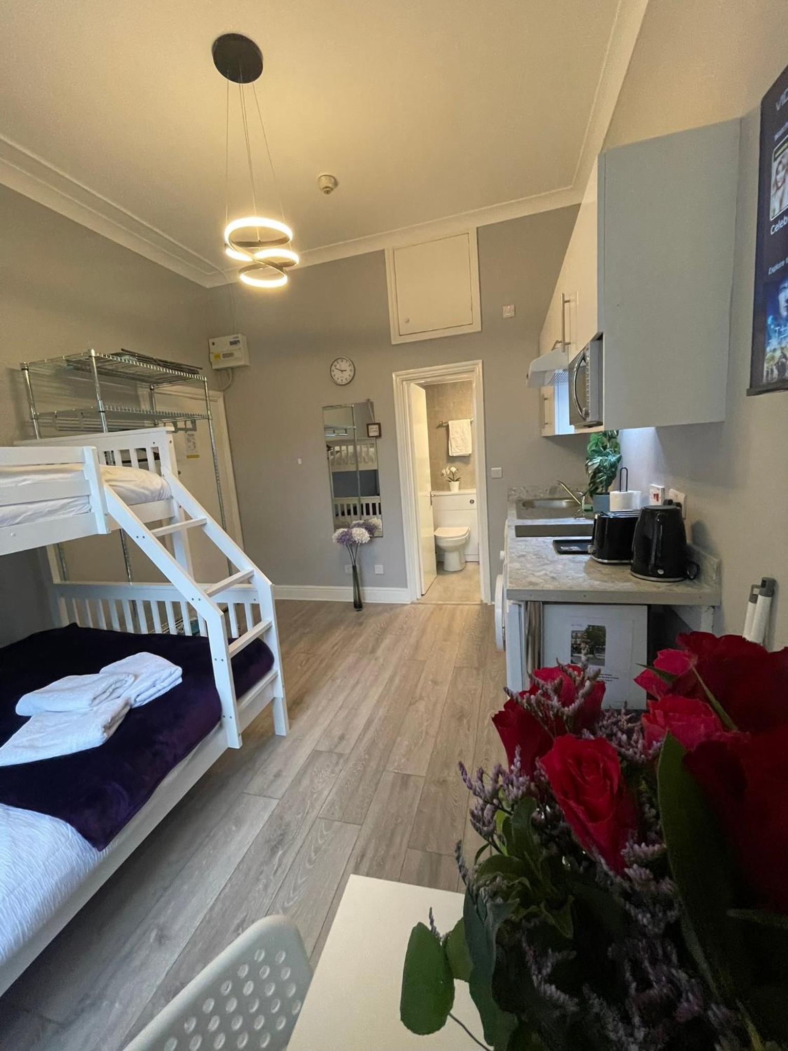 Deluxe studio for 3, near train. photo 3
