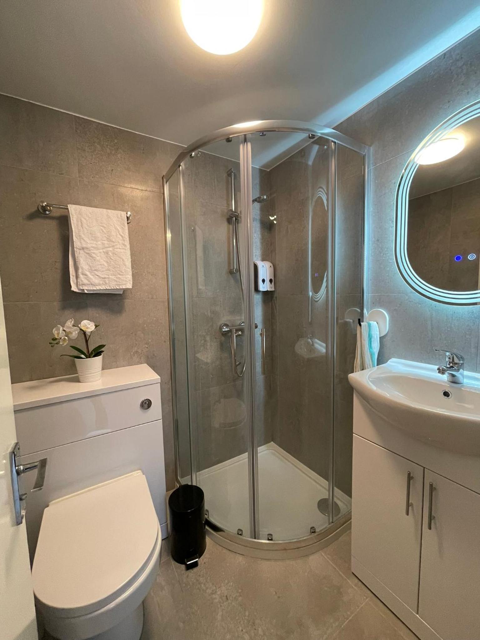 Deluxe studio for 3, near train. photo 2