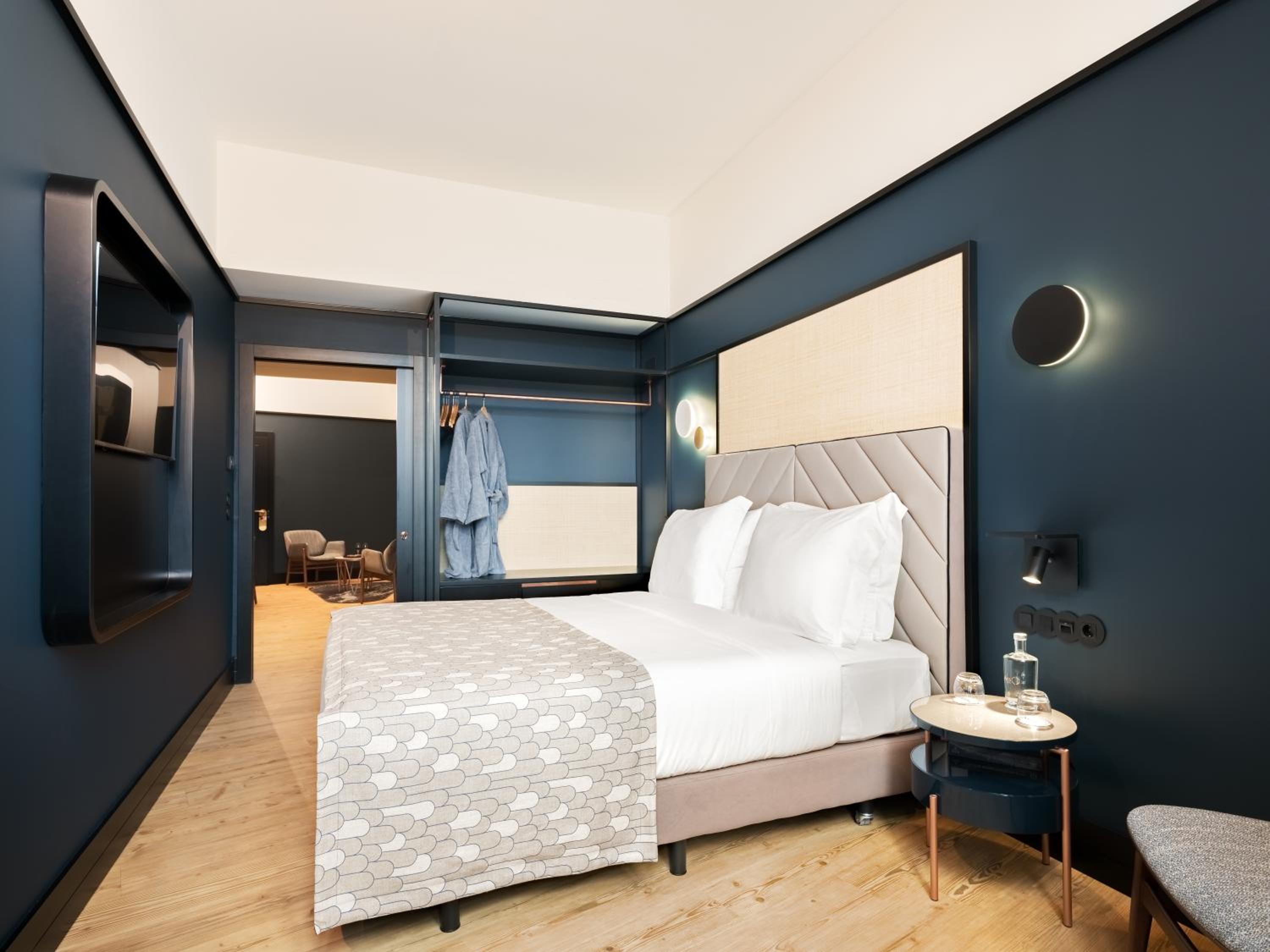 Suite with Aliados View - Photo 1