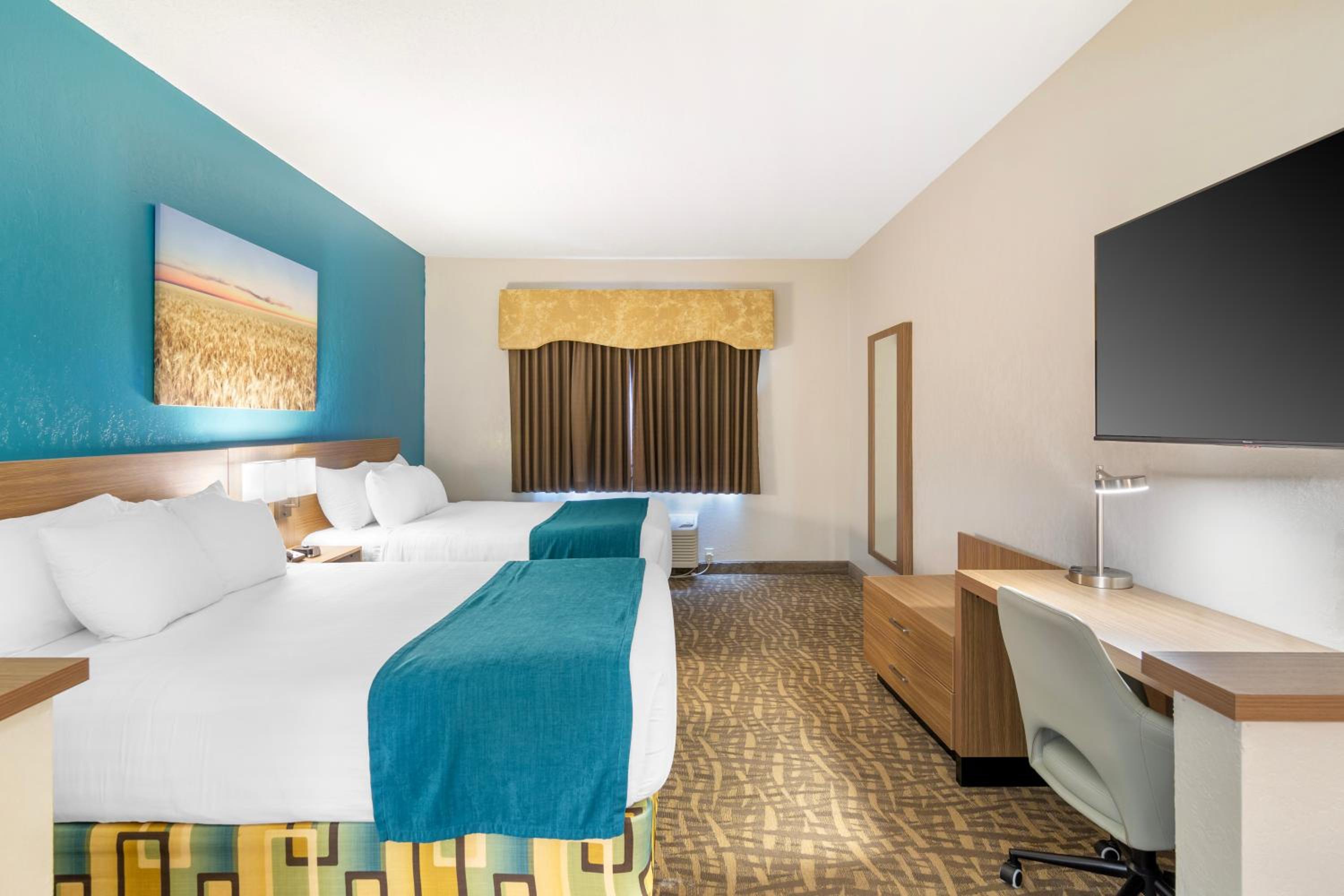 Queen Suite with Two Queen Beds - Photo 2