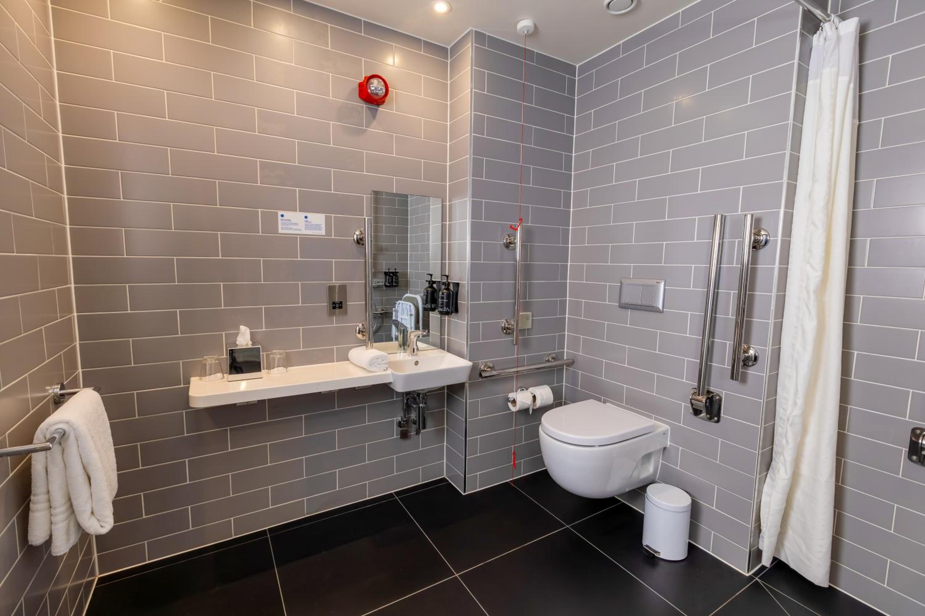 Standard Twin Room with Free Hot Breakfast - Accessible photo 2