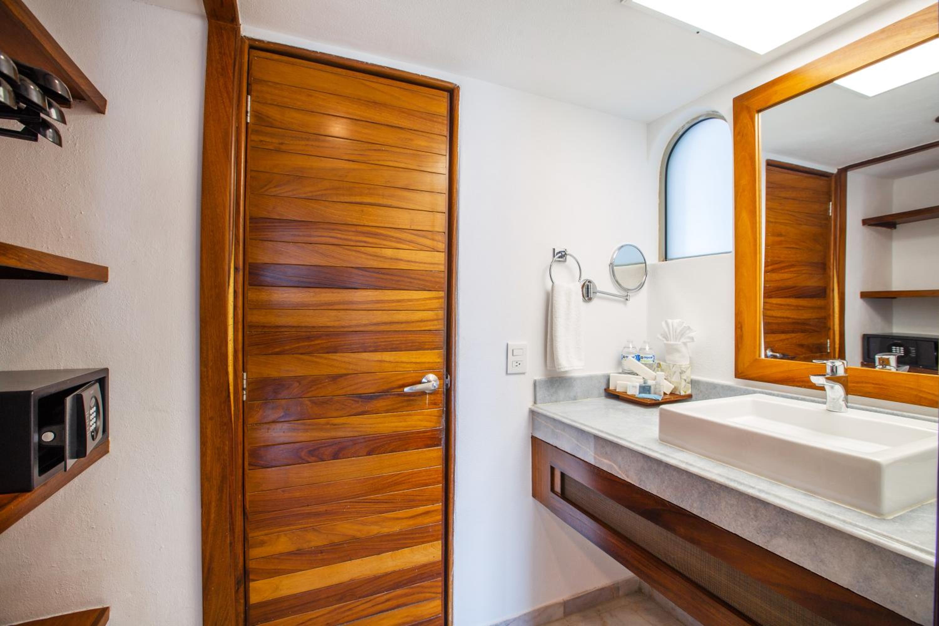Superior Room with Balcony - All Inclusive - Photo 8