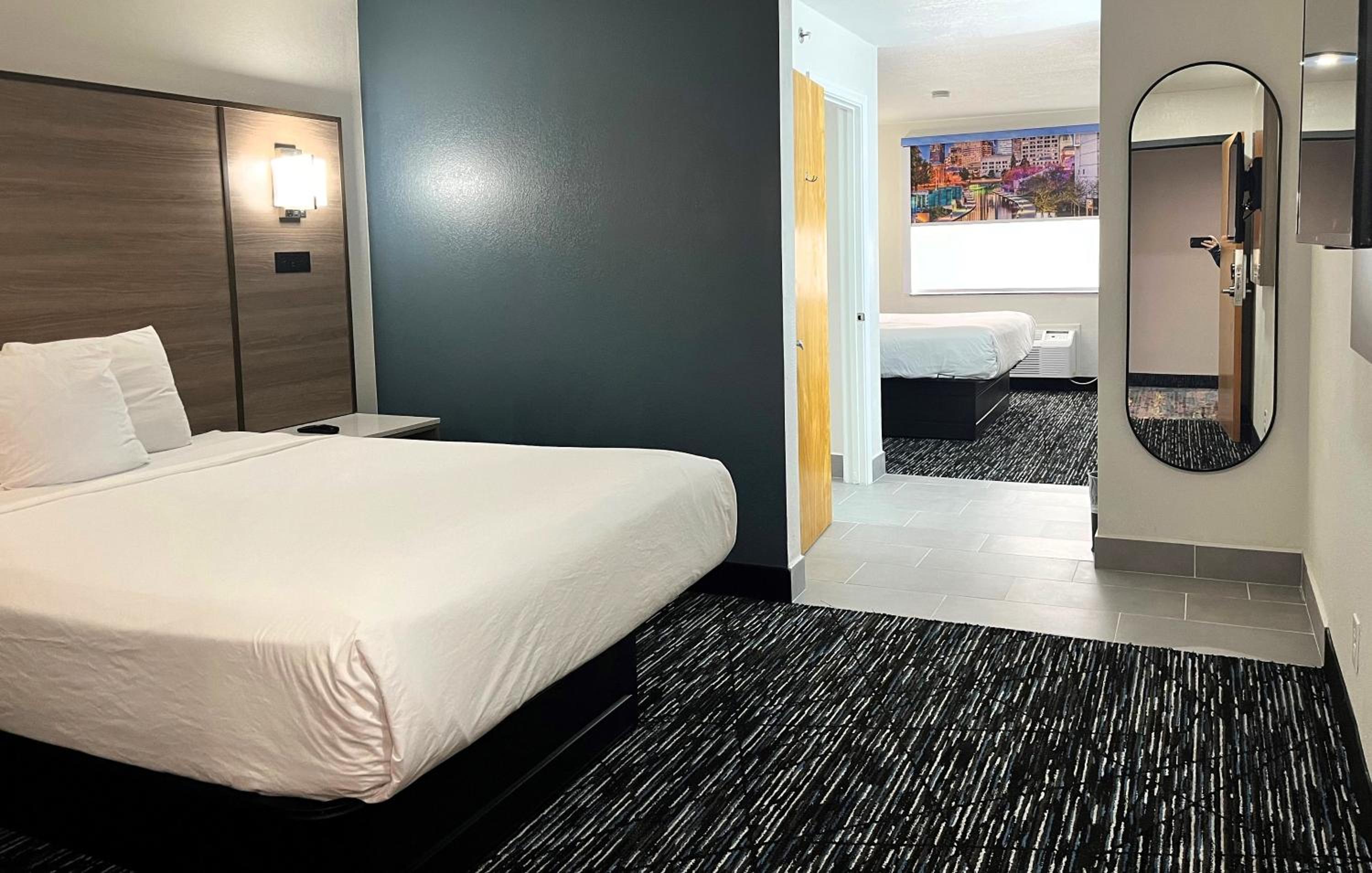 Suite with One King Bed and One Queen Bed- Non-Smoking photo 3