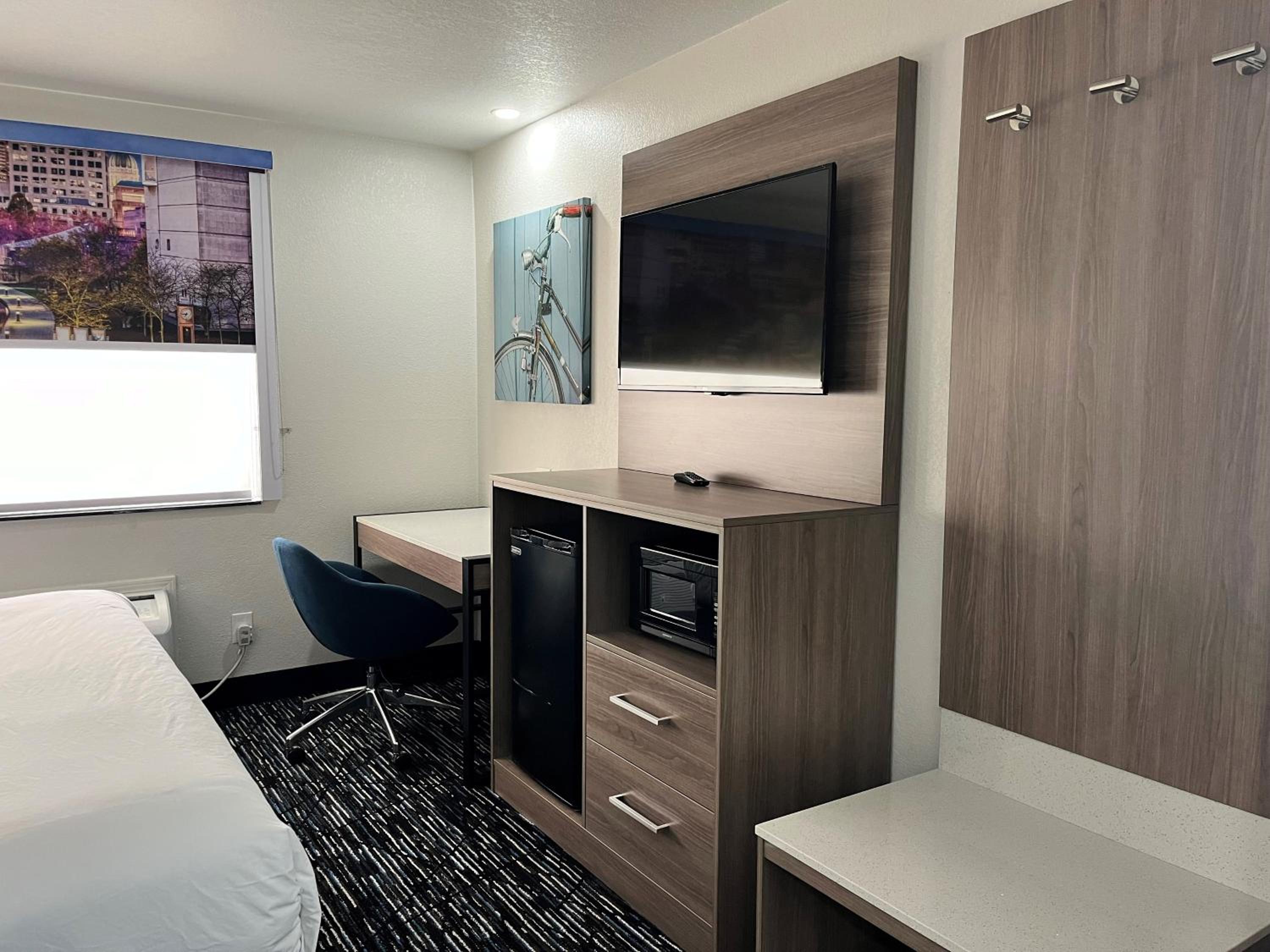 Suite with One King Bed and One Queen Bed- Non-Smoking photo 2