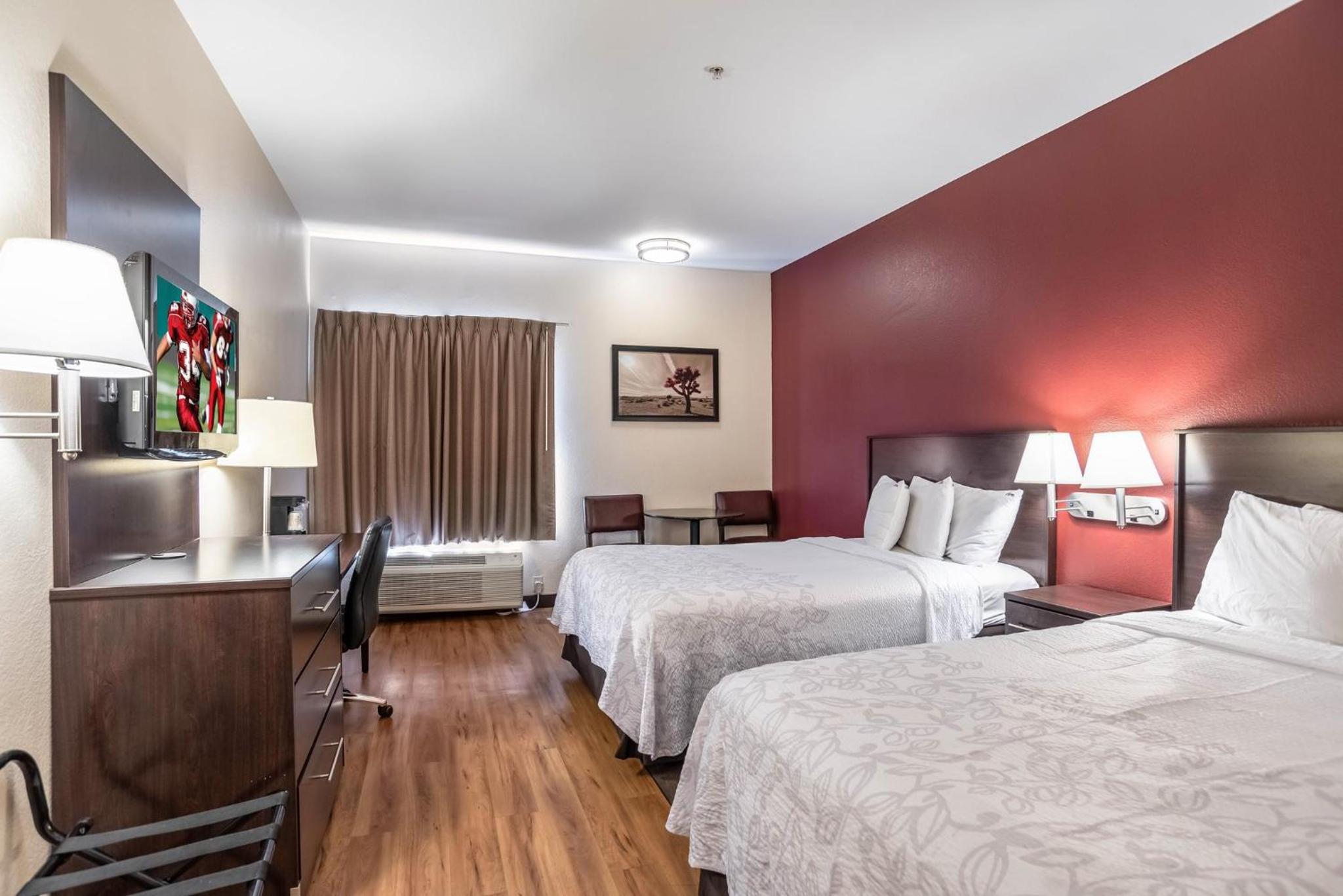 Standard Room with Two Queen Beds Smoke Free - Photo 4