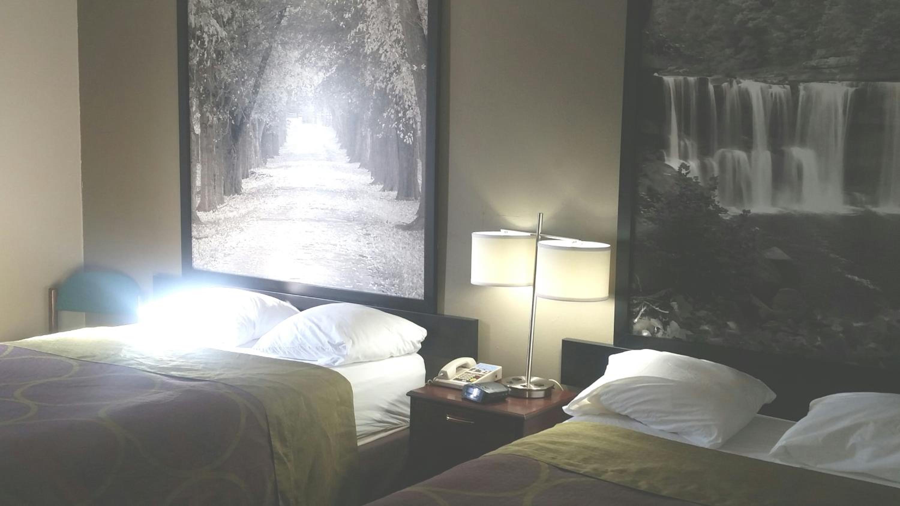 Queen Room with Two Queen Beds - Non-Smoking - Photo 4