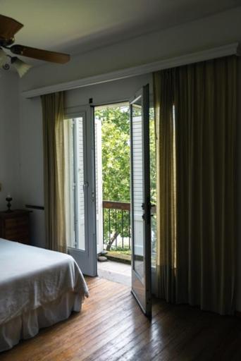 Five-Bedroom House photo 1
