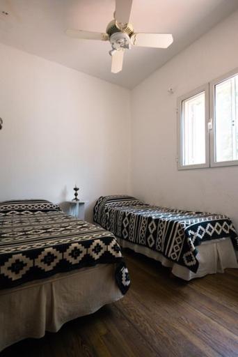 Five-Bedroom House photo 3