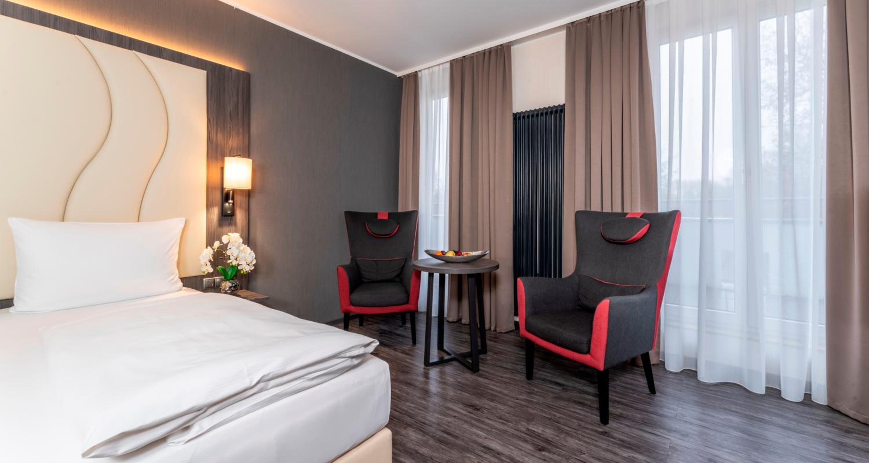 Standard Double Room - Court Side