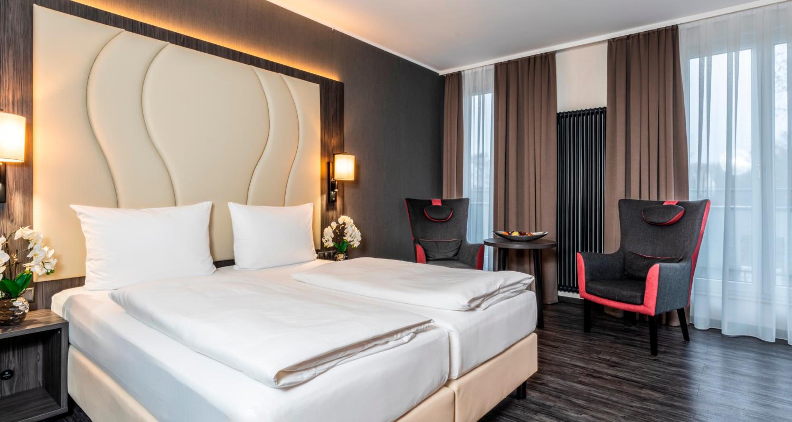 Comfort Double Room - Court Side photo 1