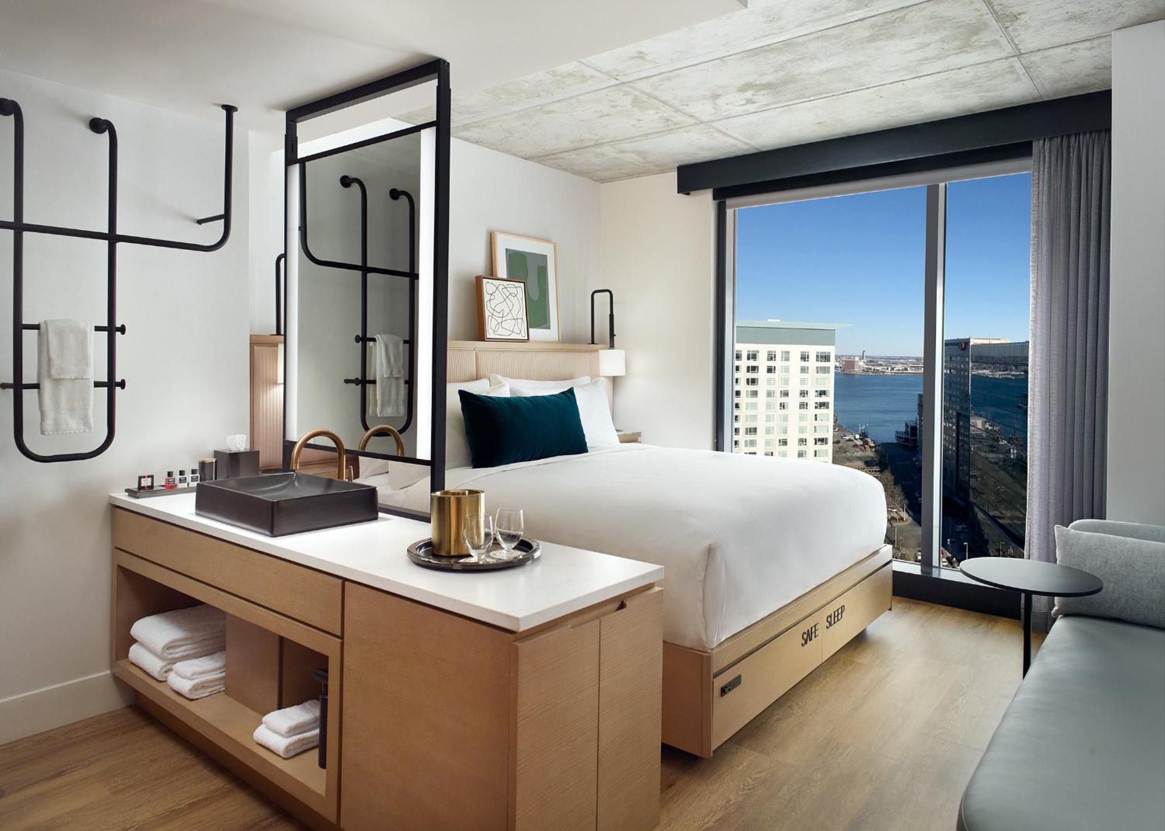 Artist Tower Studio Room 1 Queen Bed
