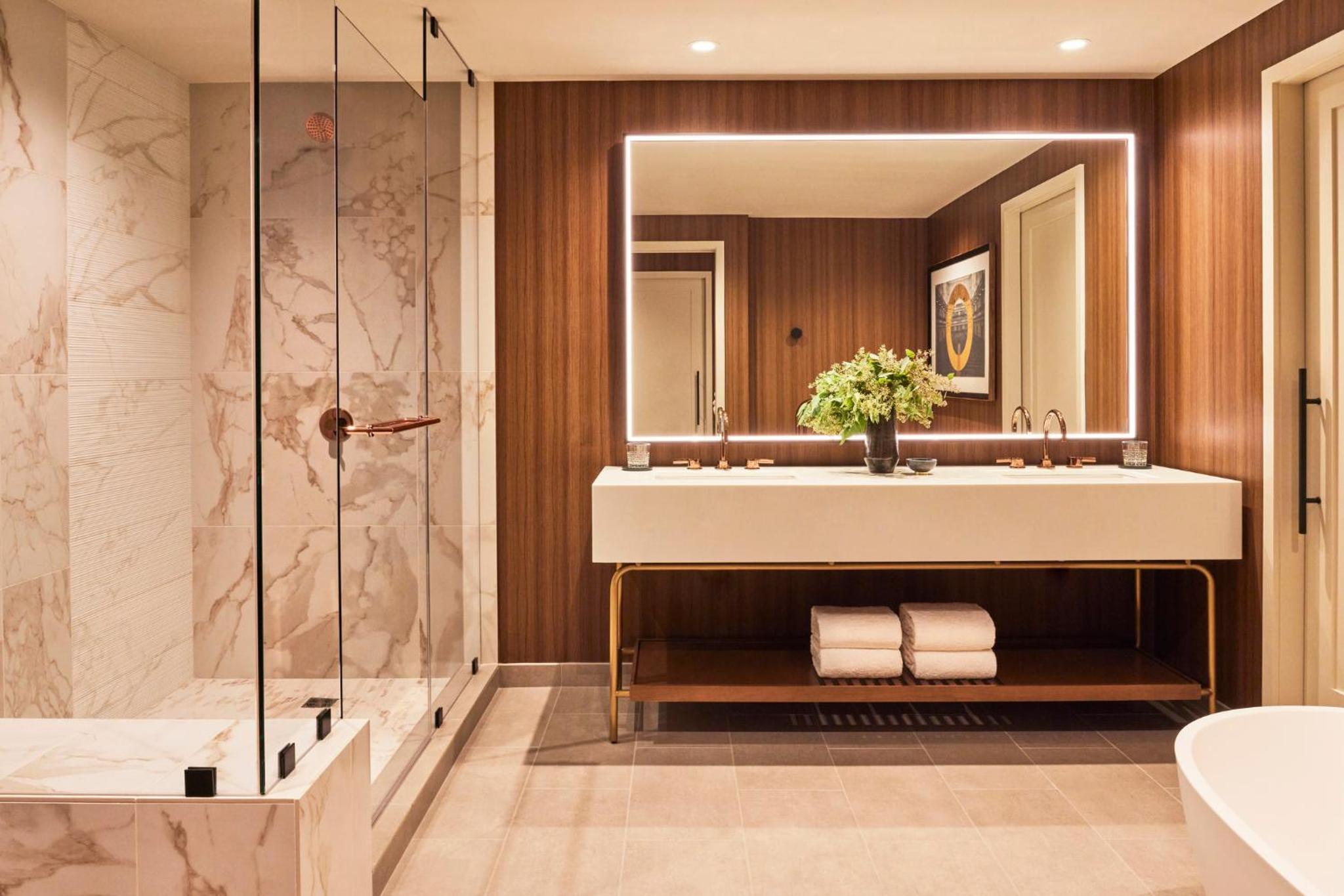 Accessible Patron One Bedroom Suite with Roll in Shower 1 King Bed