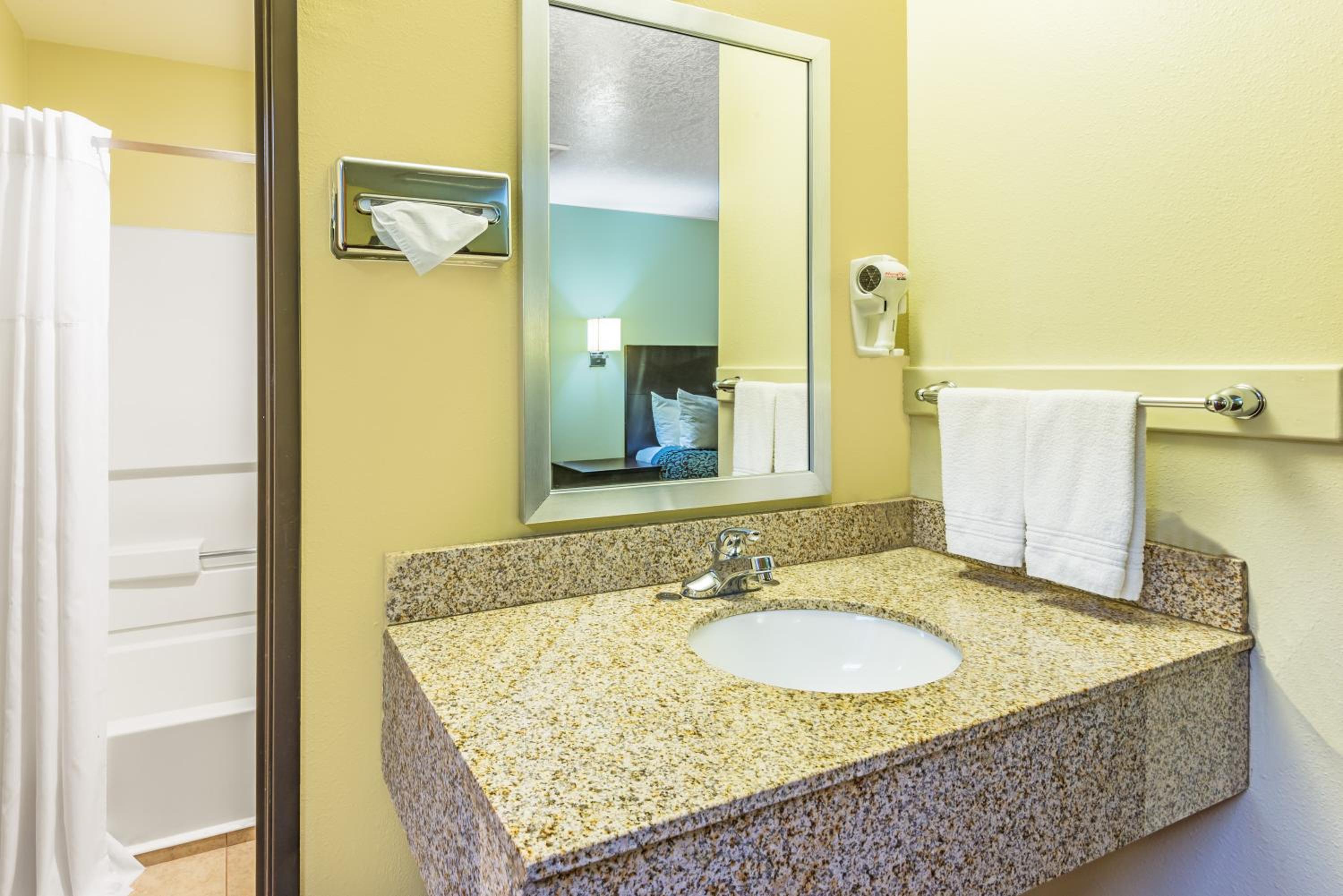 Studio Suite with Three Queen Beds - Non-Smoking - Photo 8