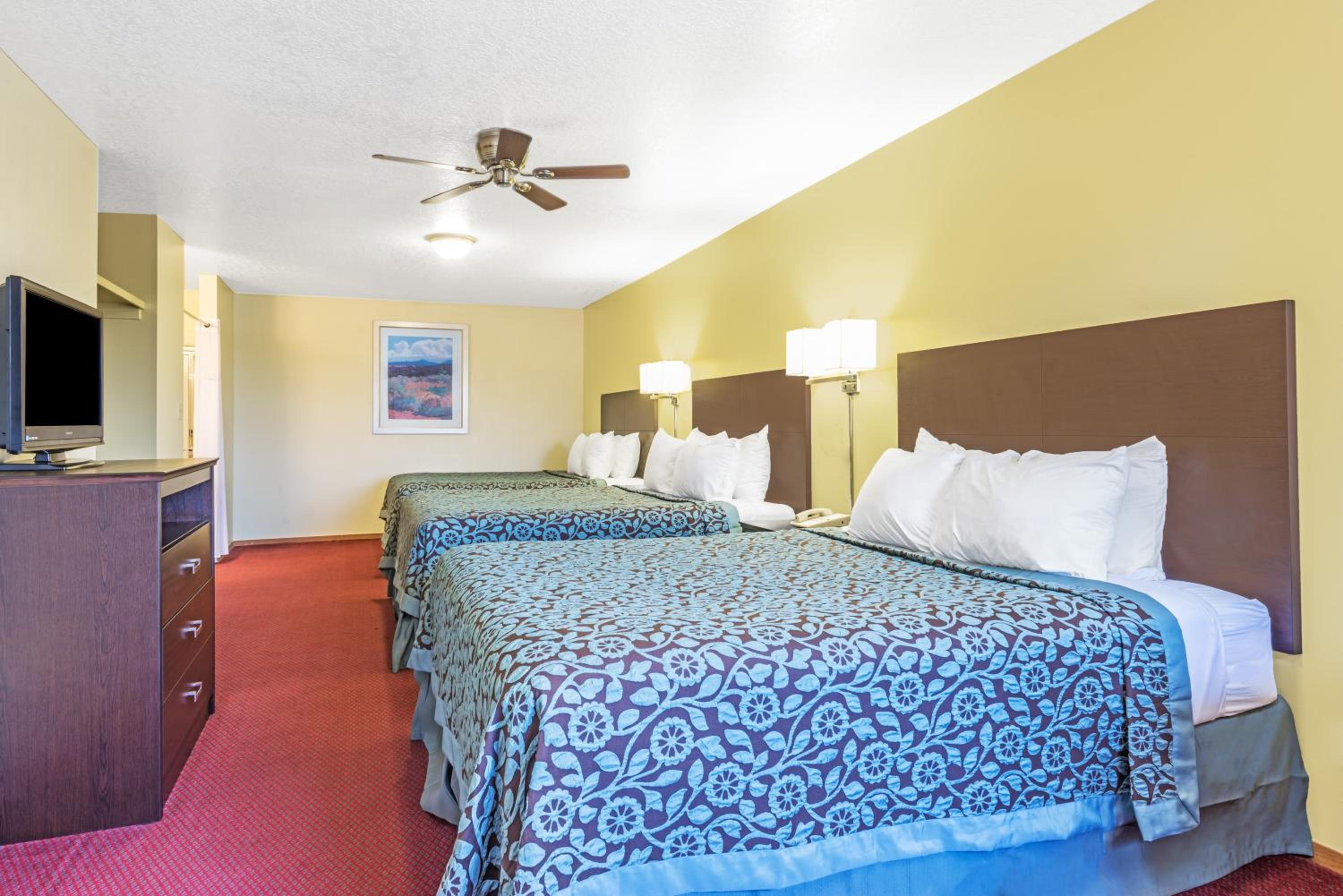 Studio Suite with Three Queen Beds - Non-Smoking - Photo 3