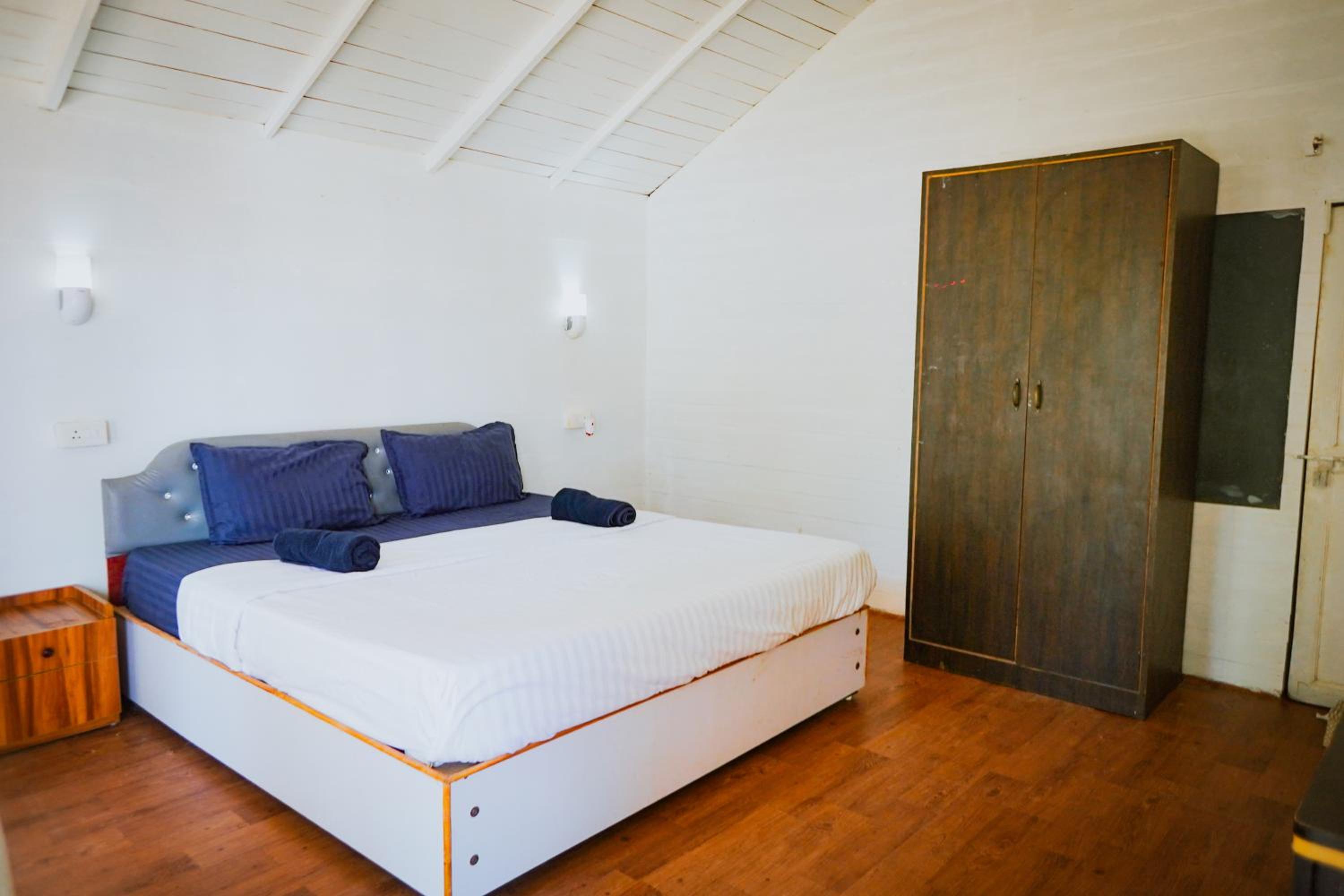 Deluxe Double Room with Balcony photo 3