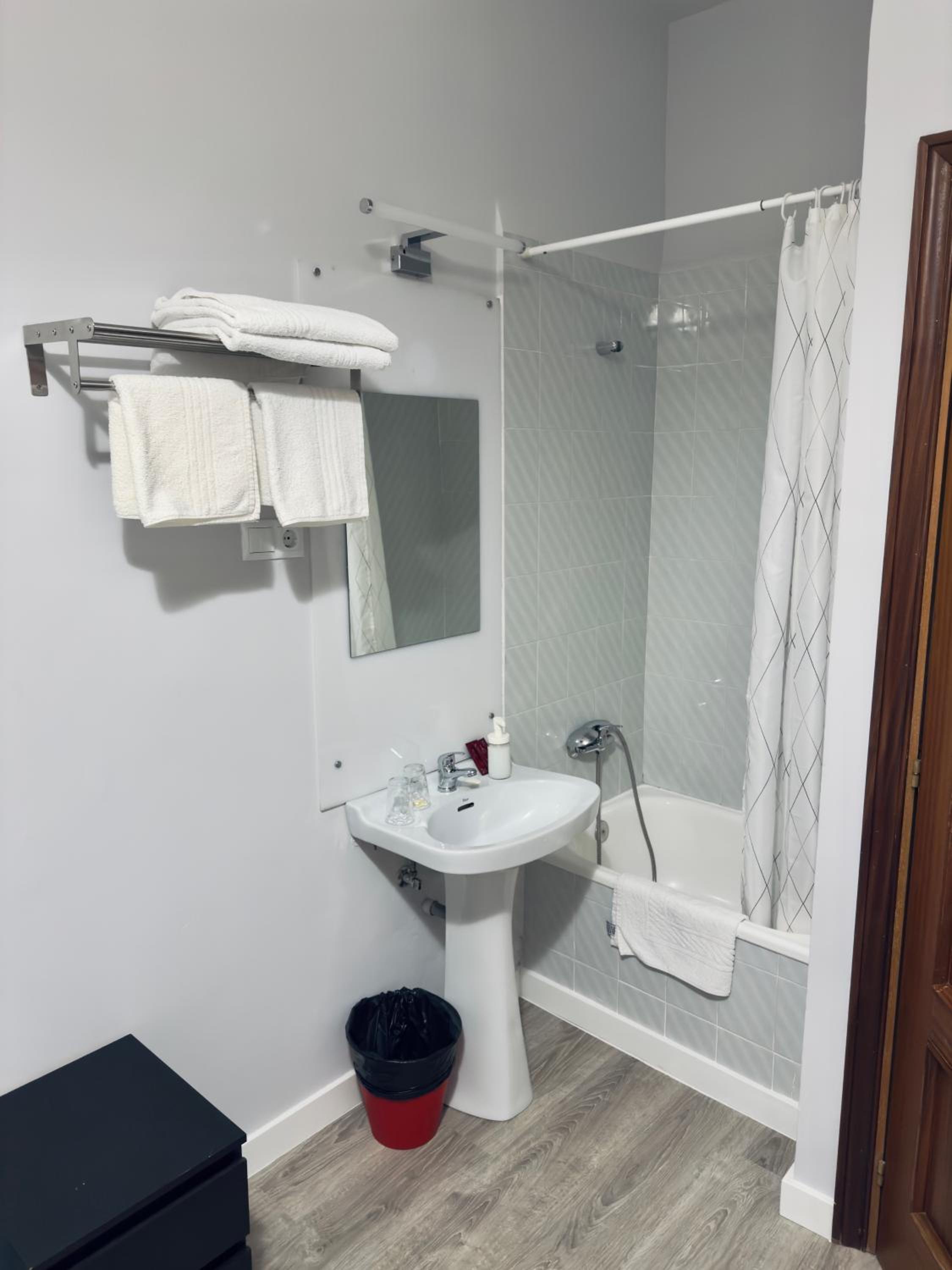 Double Room with Shared Bathroom photo 2