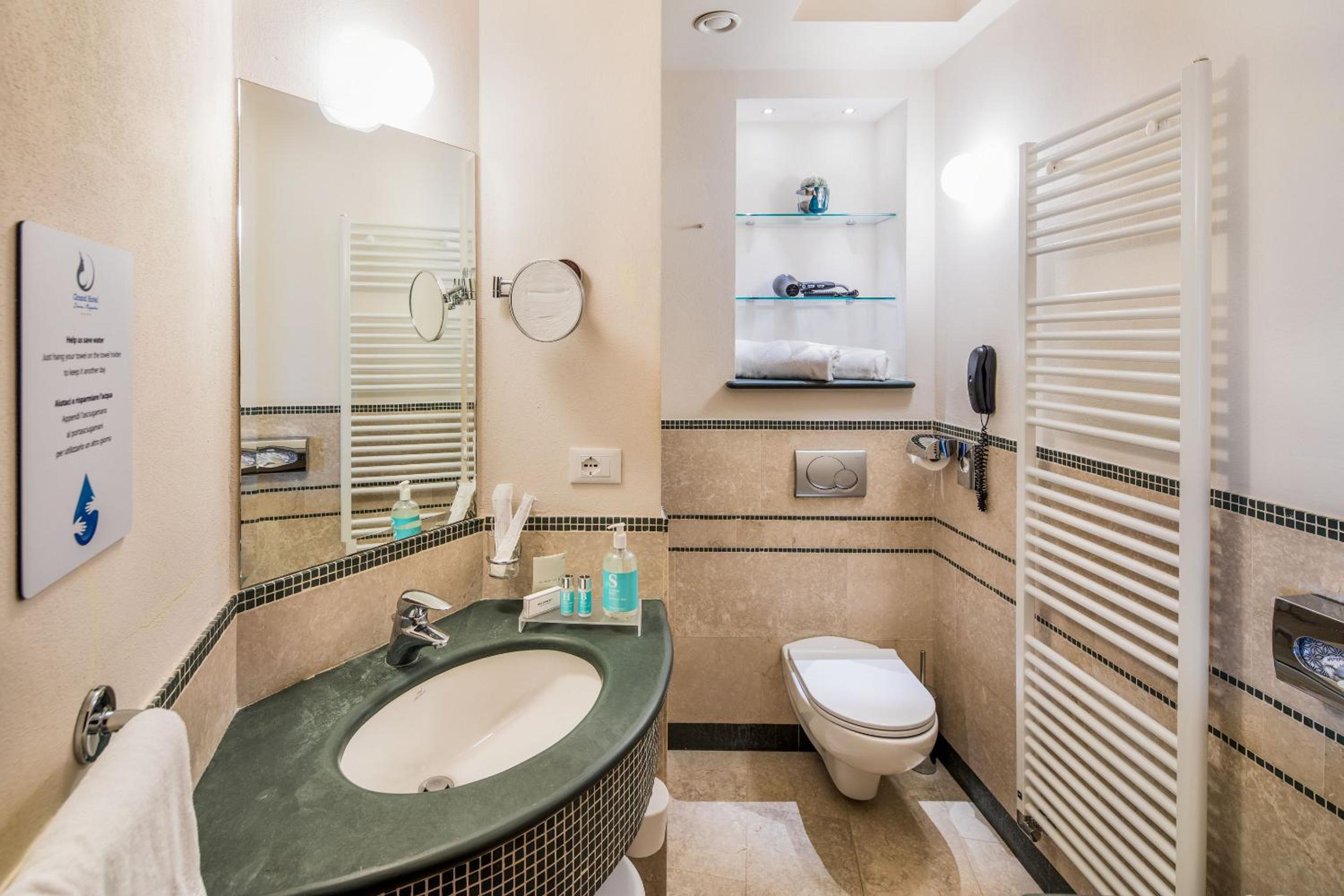 Executive Double Room with Side Sea View - Photo 5