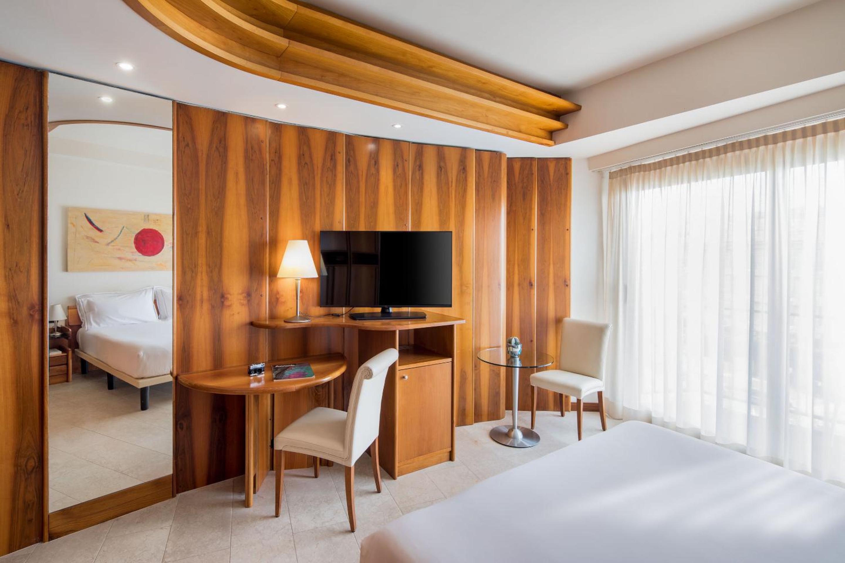 Executive Double Room with Side Sea View - Photo 2