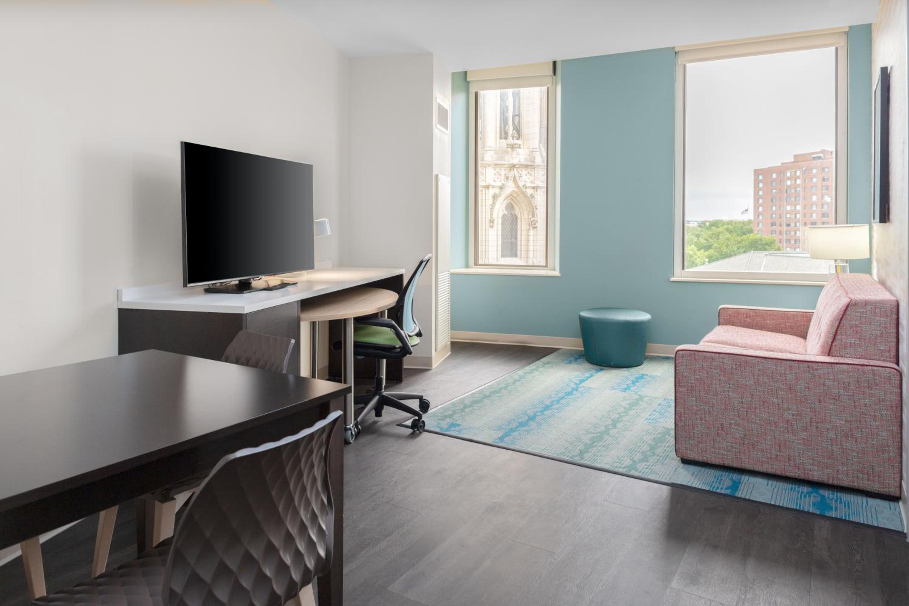 Queen Studio Suite - Photo 2
