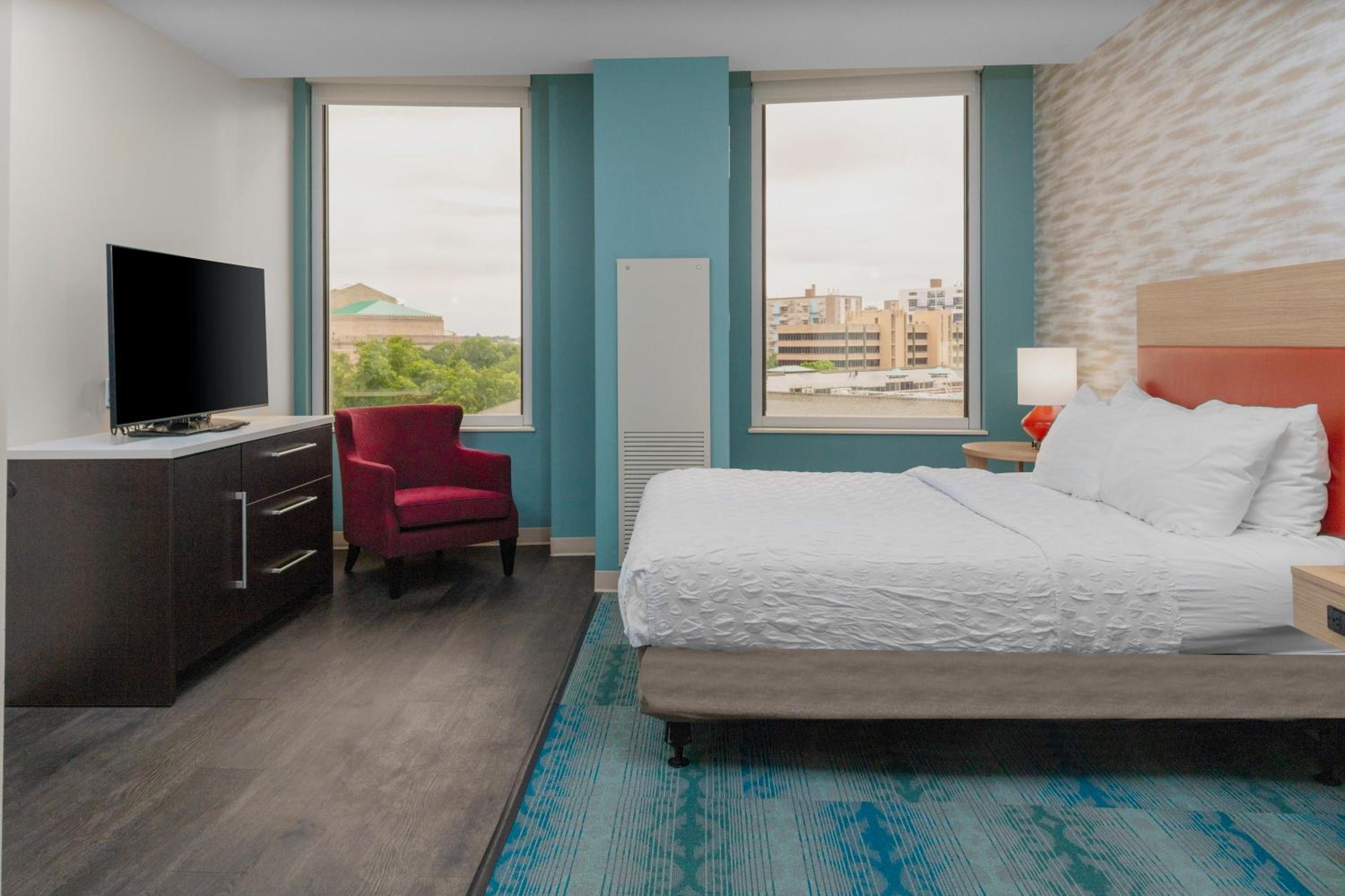 Queen Studio Suite - Photo 1