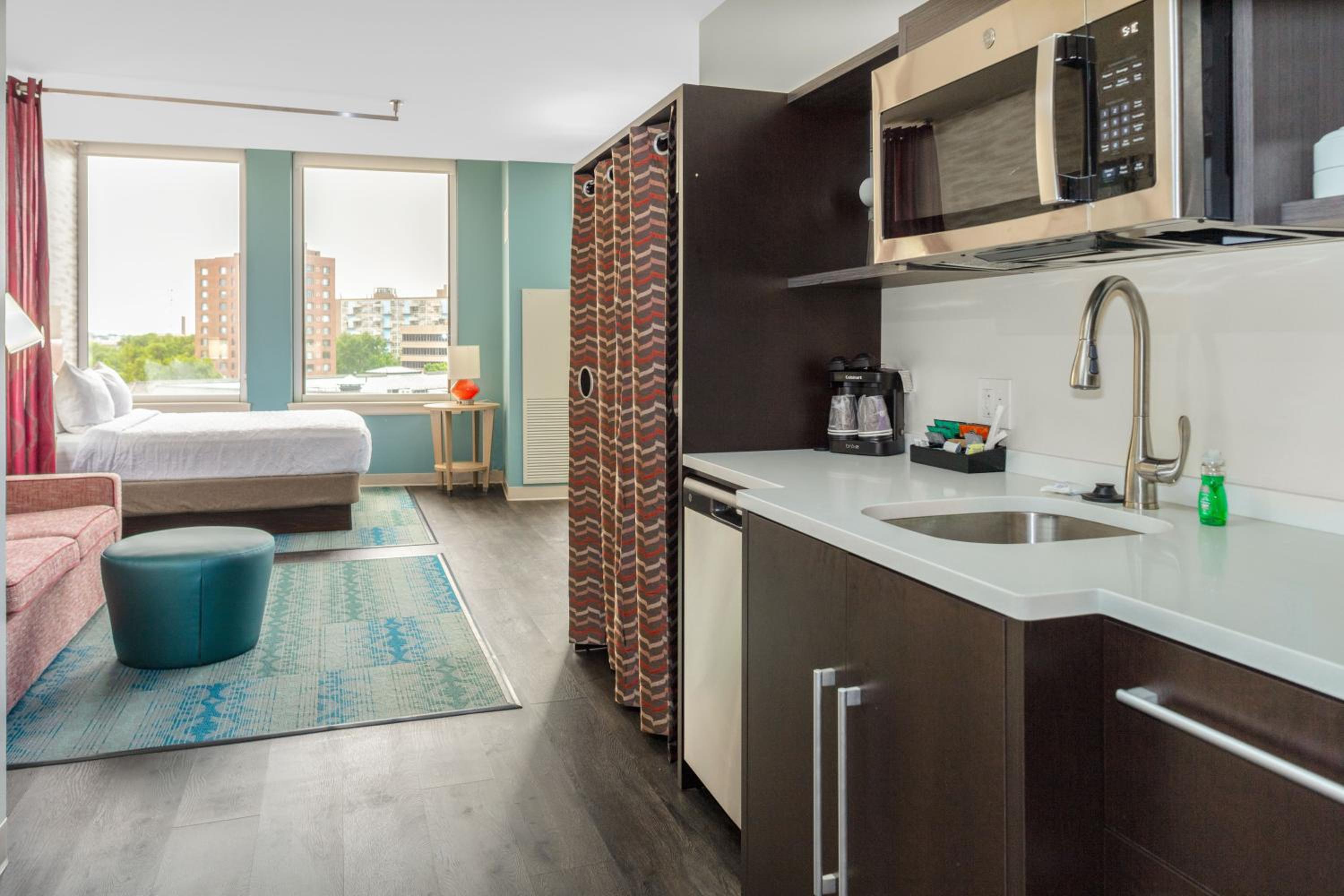 Queen Studio Suite with Roll-In Shower - Mobility Accessible - Photo 3