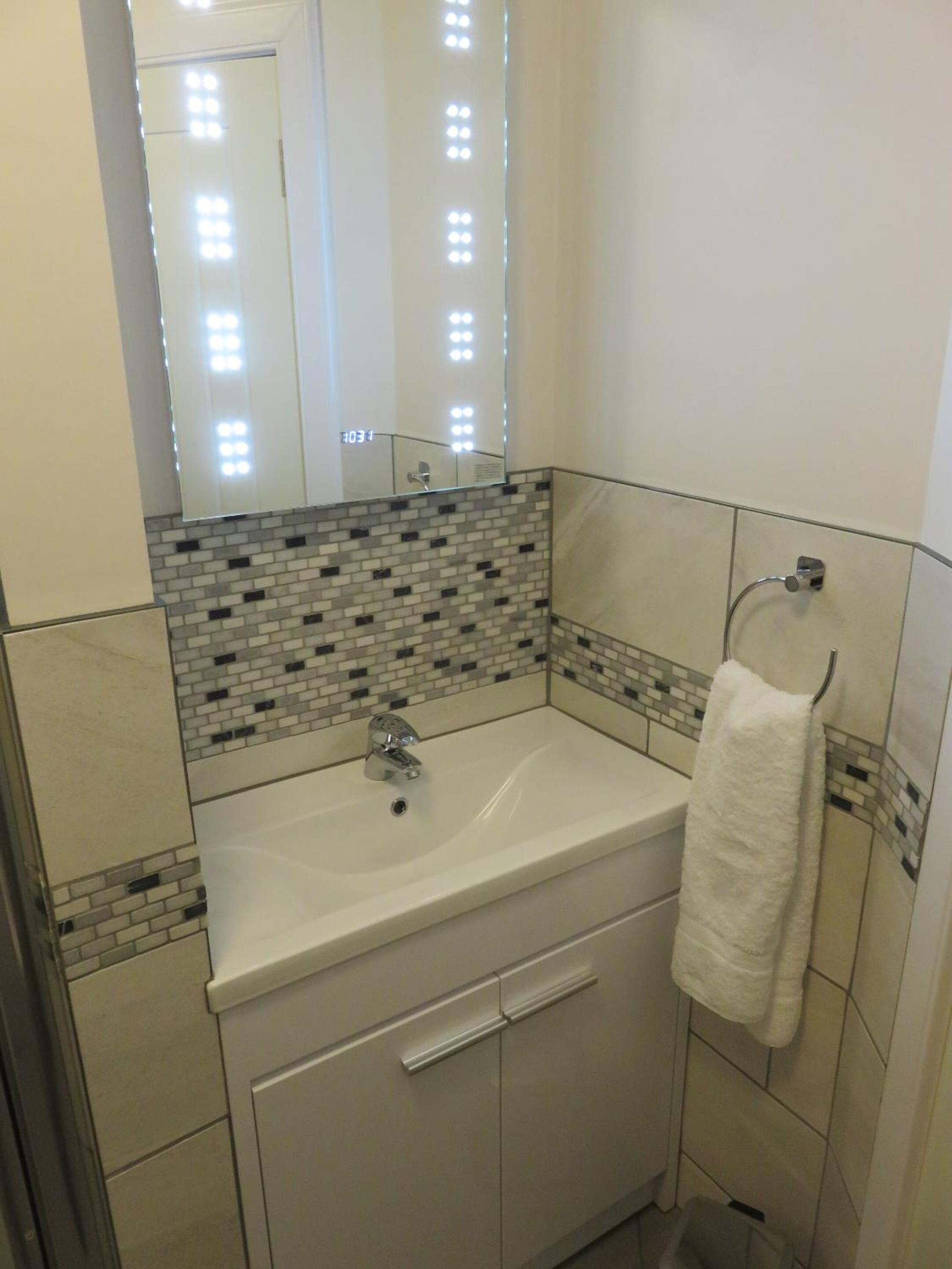 Double Room with Private Bathroom - Photo 7