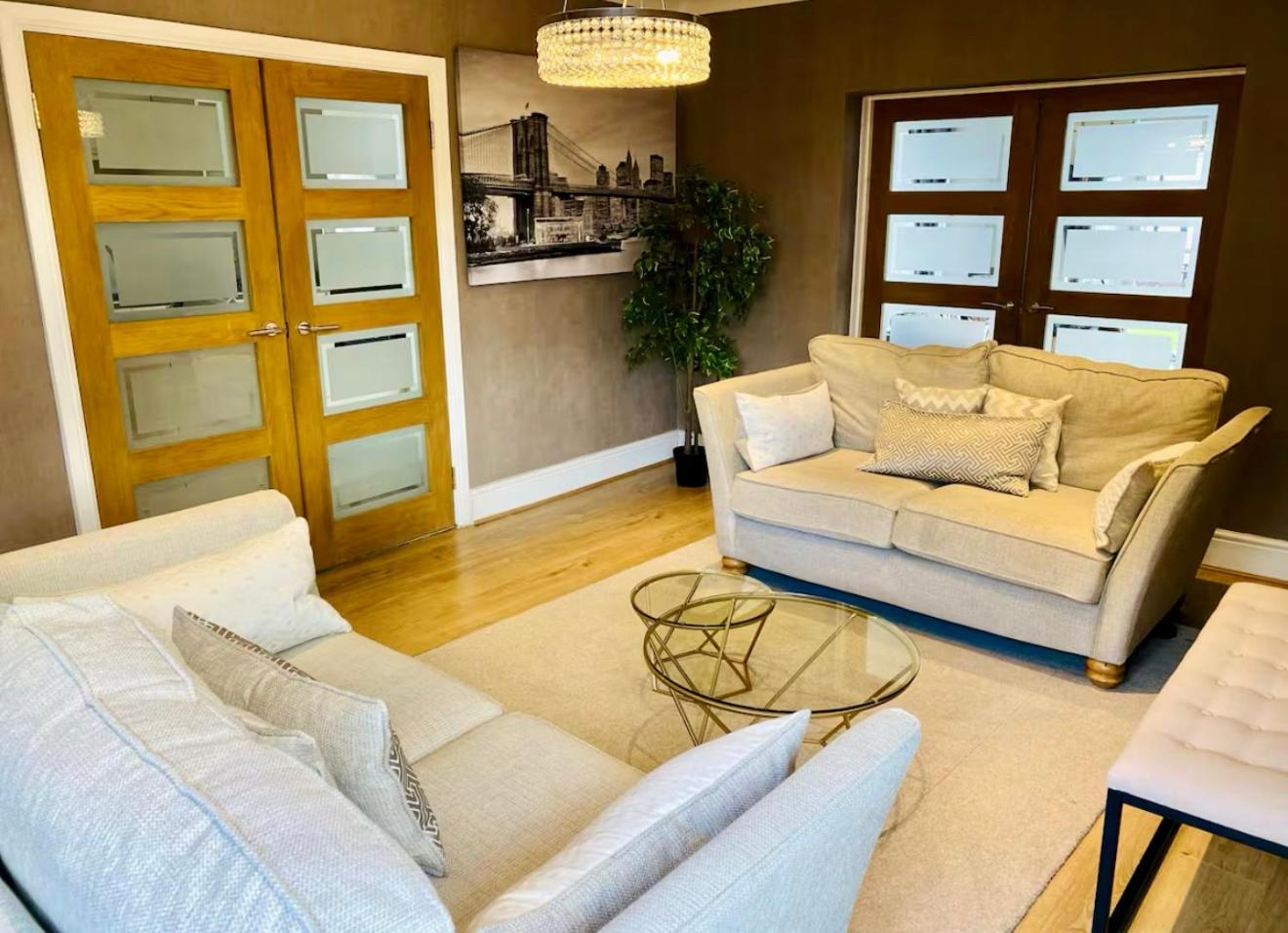 Five-Bedroom House photo 1