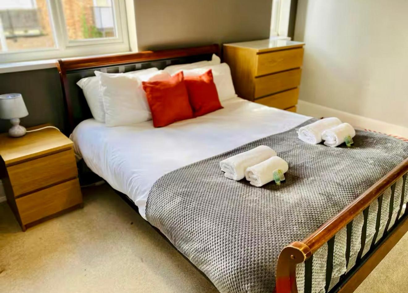 Five-Bedroom House photo 2