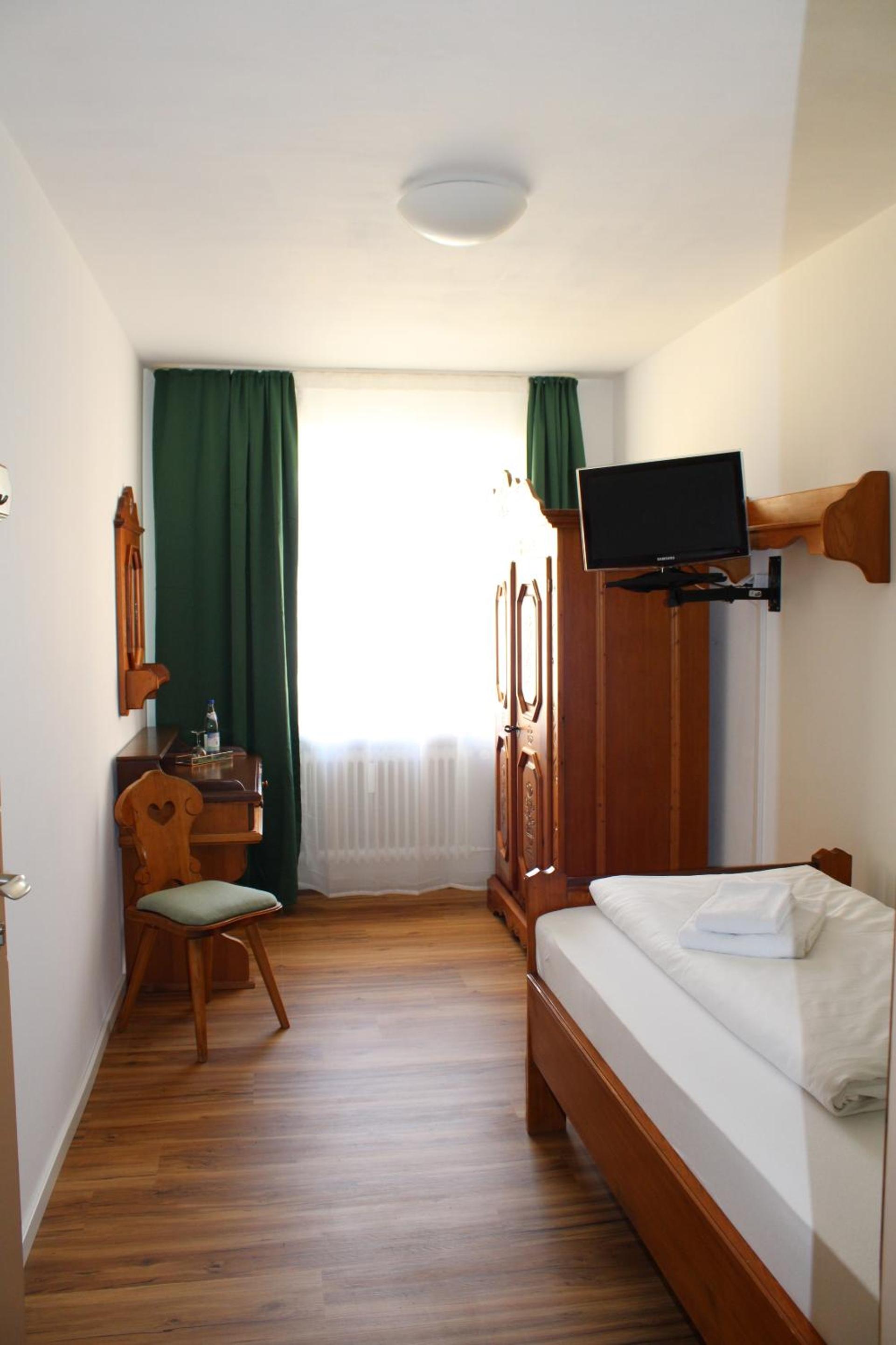 Single Room with Shared Bathroom photo 2