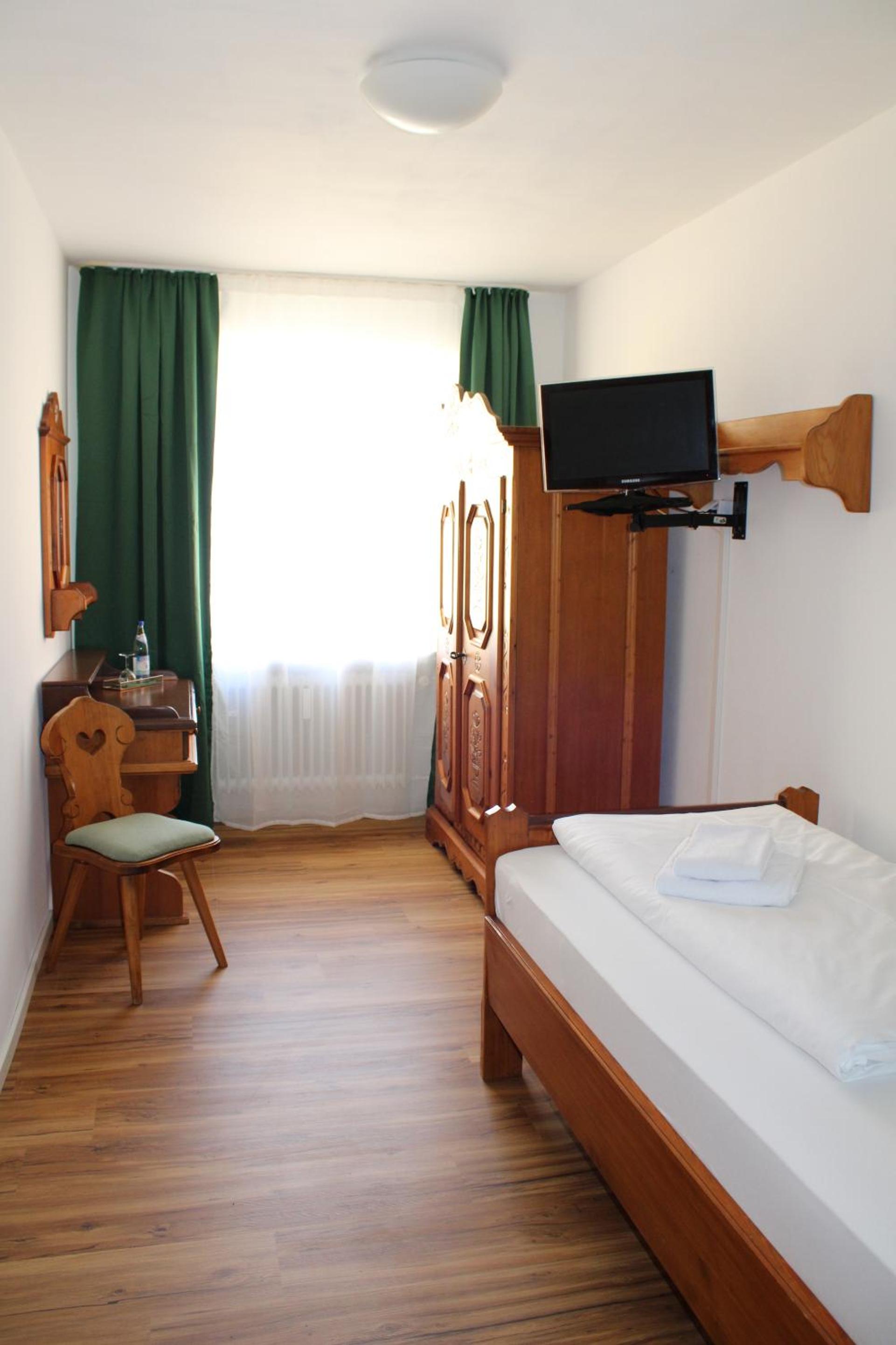 Single Room with Shared Bathroom photo 3