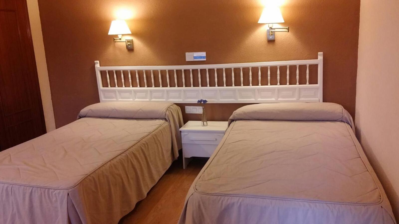 Twin Room - Photo 9