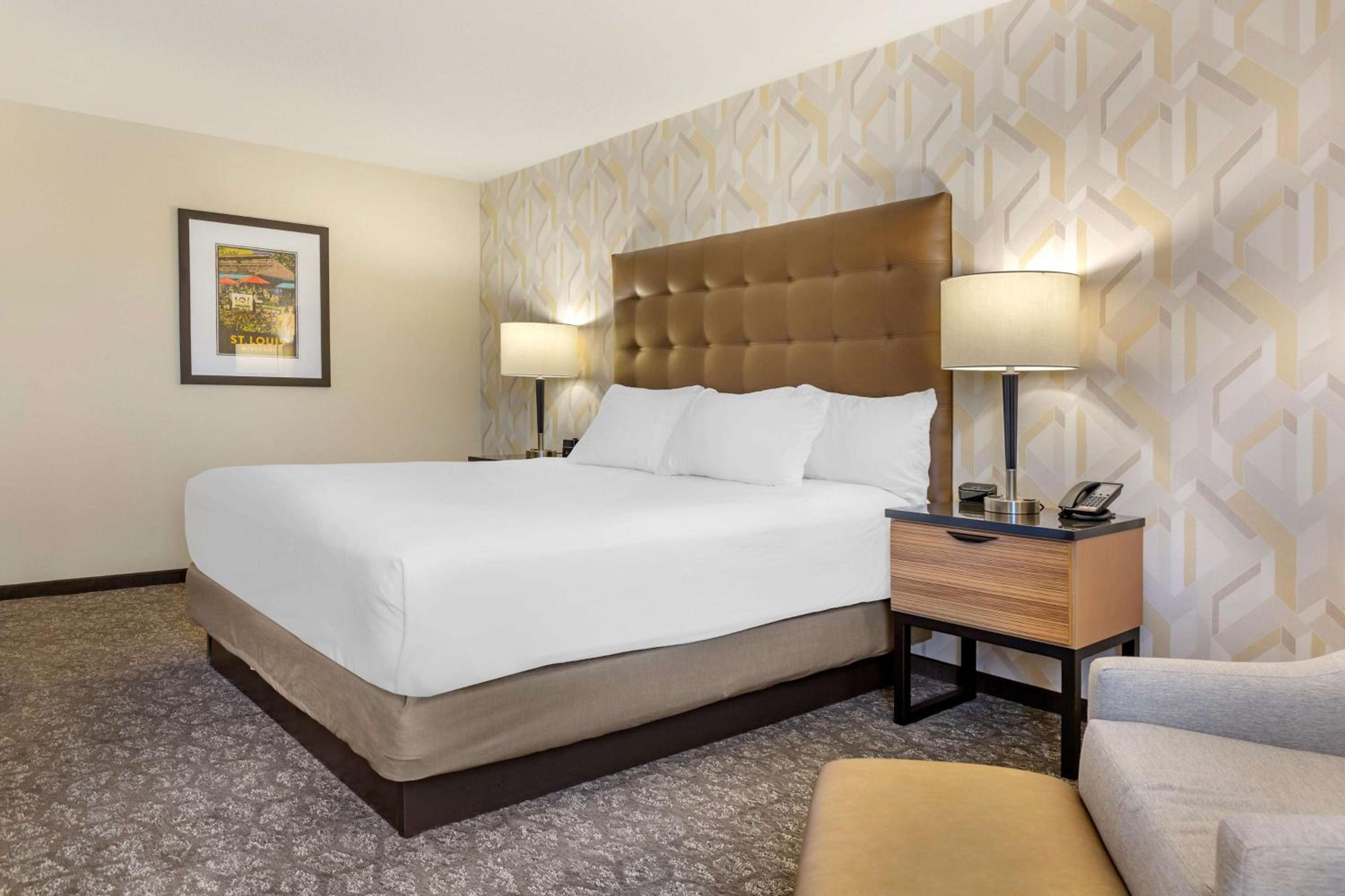 Deluxe King Room - Photo 2