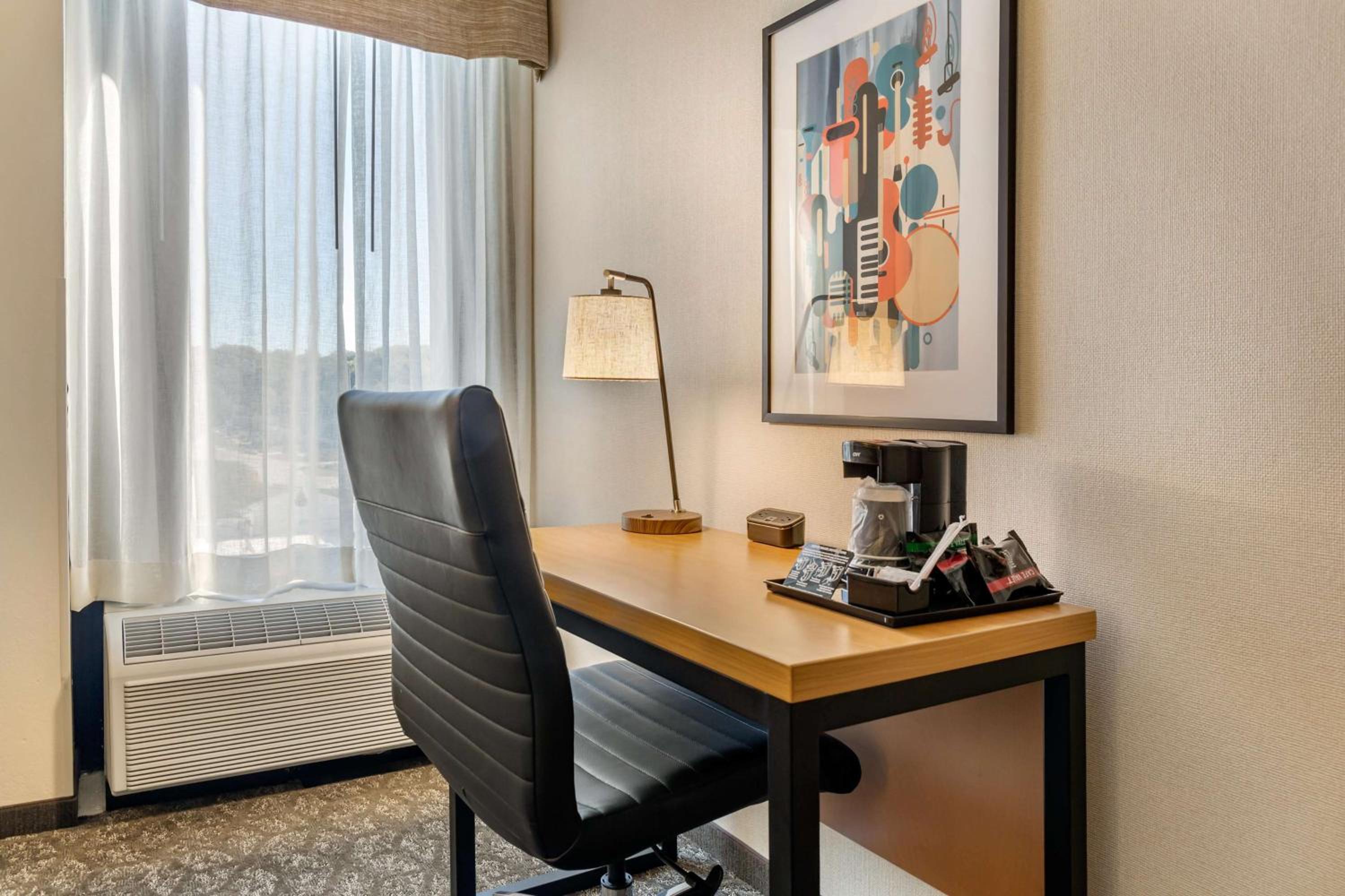 Deluxe King Room - Photo 1