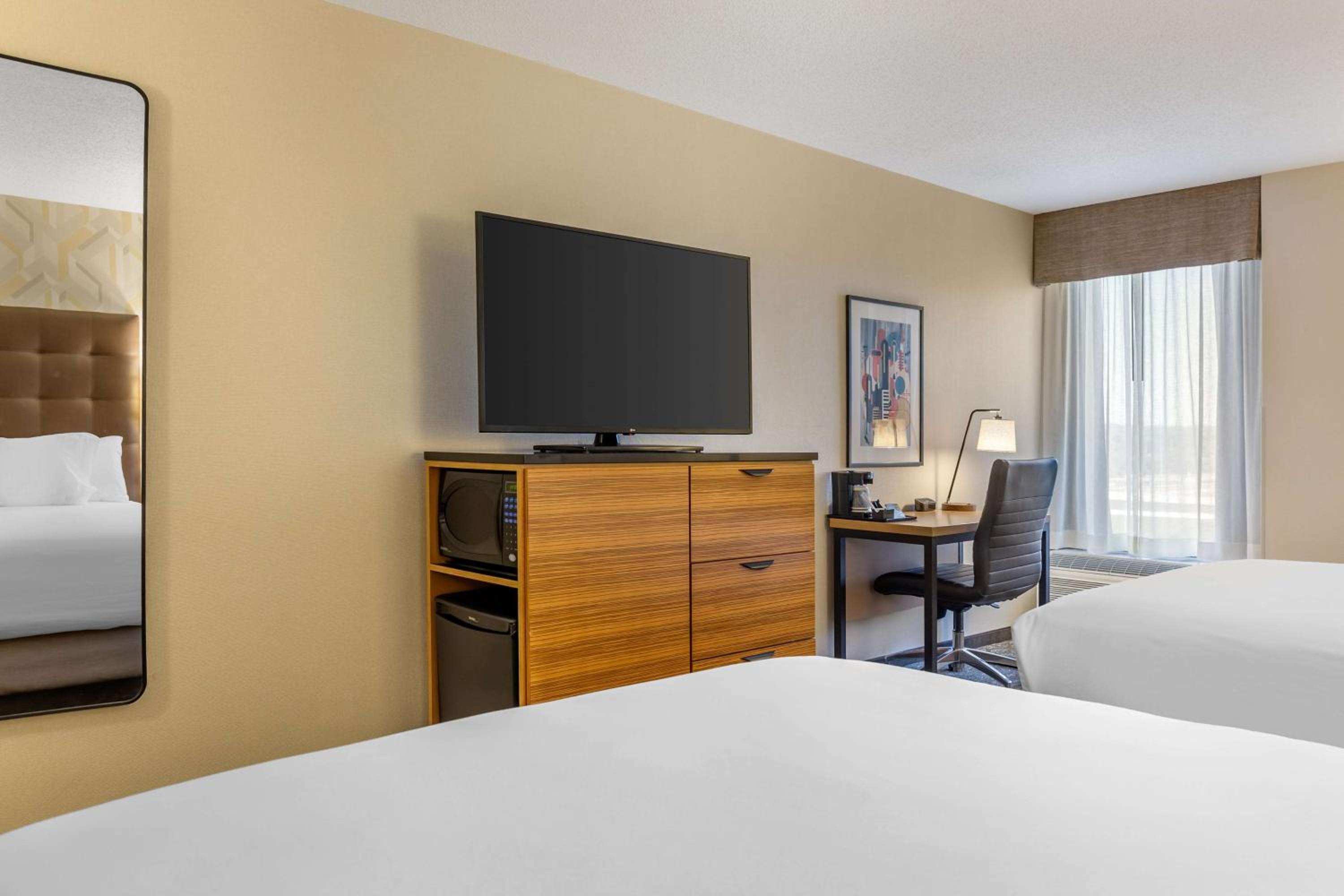 Deluxe Queen Room with Two Queen Beds - Photo 2