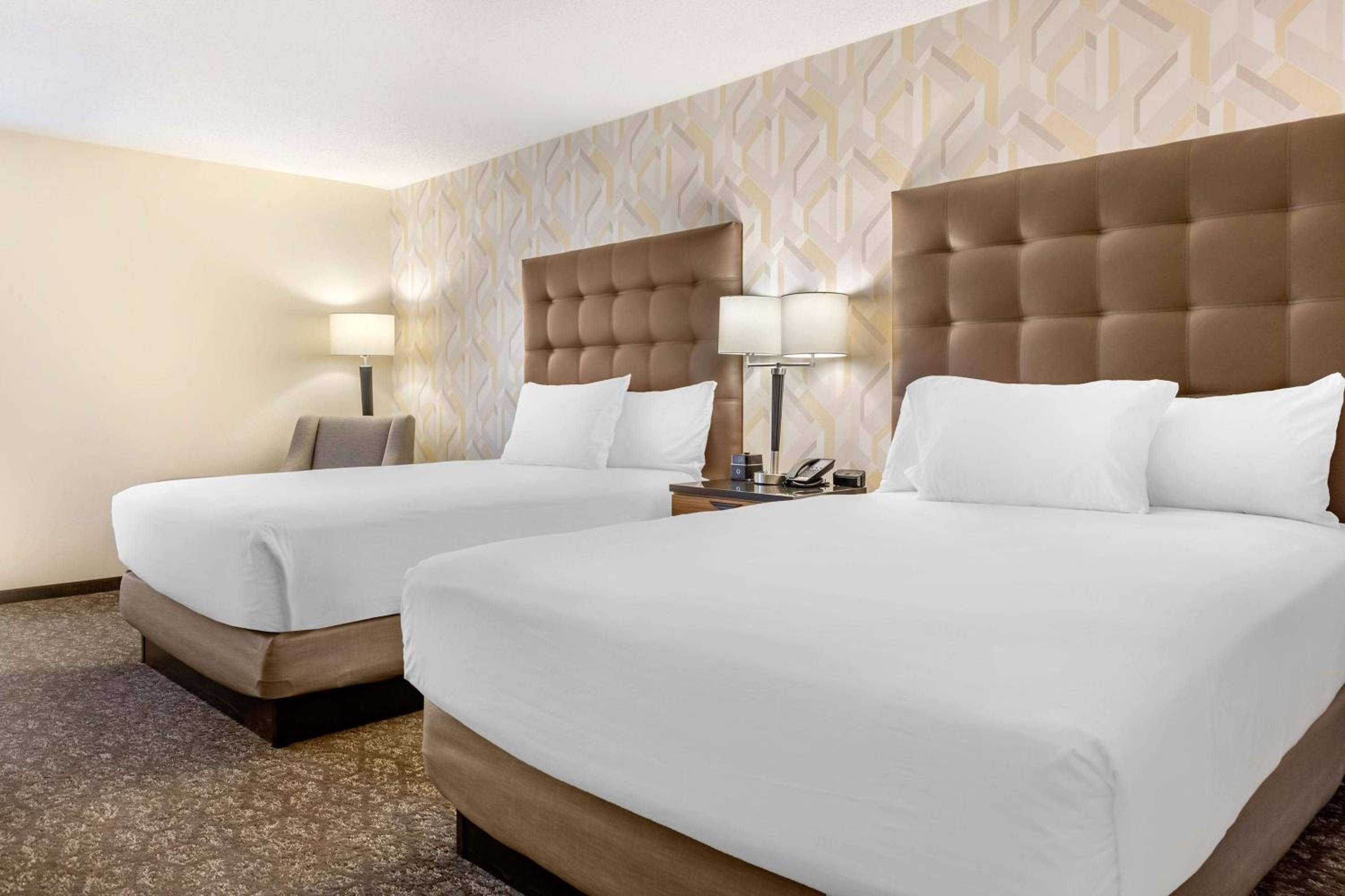 Deluxe Queen Room with Two Queen Beds - Photo 4