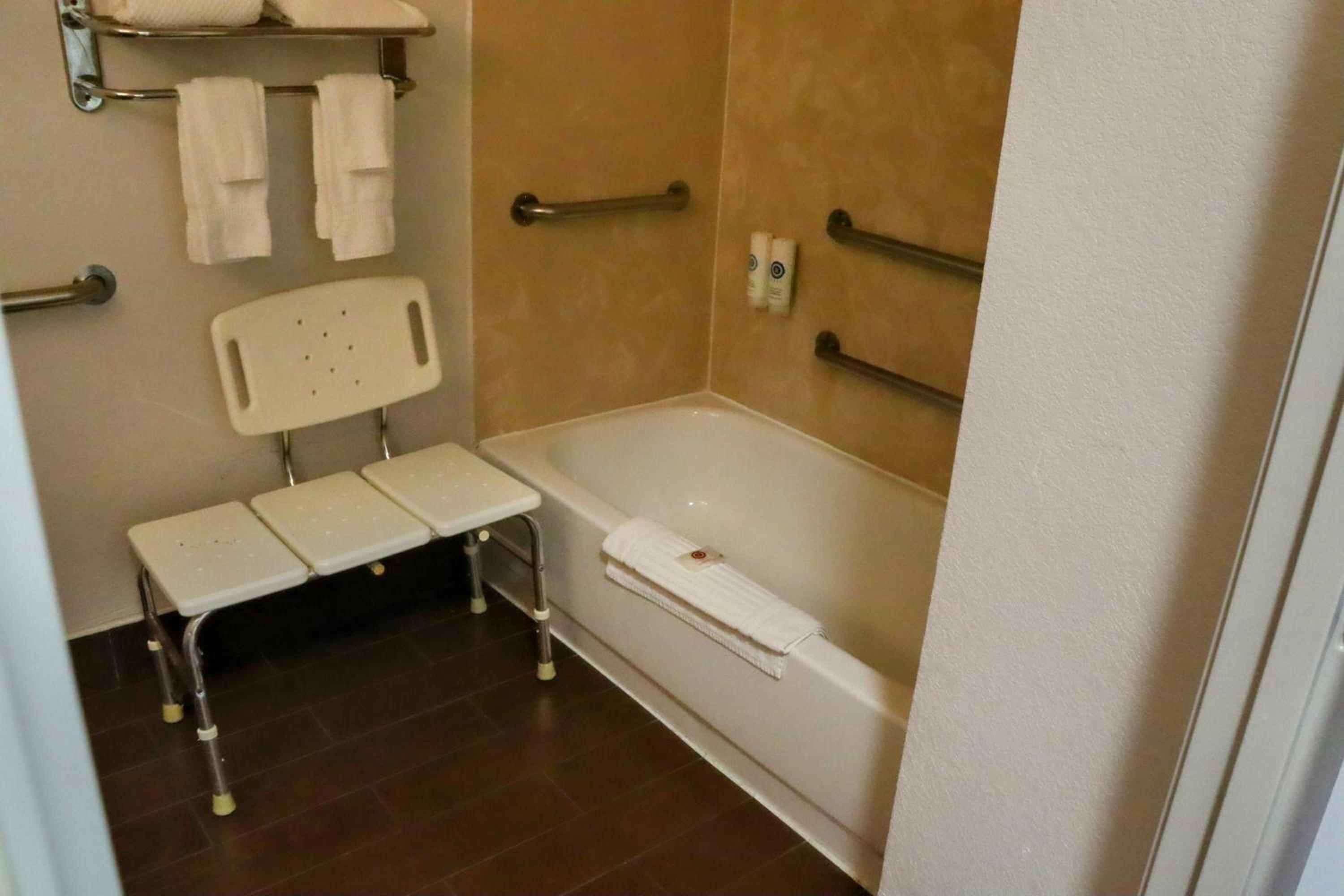 Queen Room - Accessible/Nonsmoking photo 2