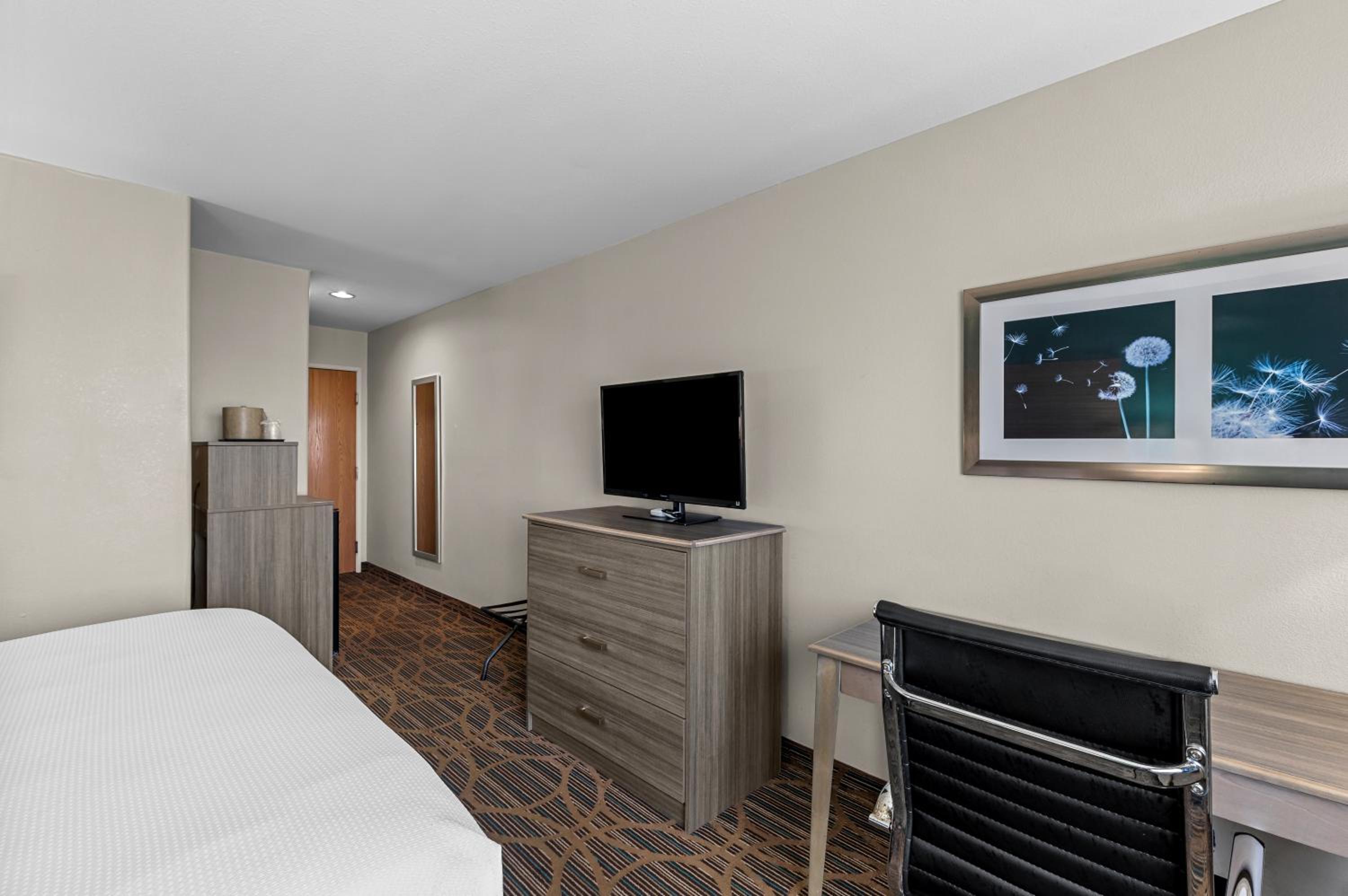 King Room with Roll-in Shower - Disability Access/Non-Smoking photo 3