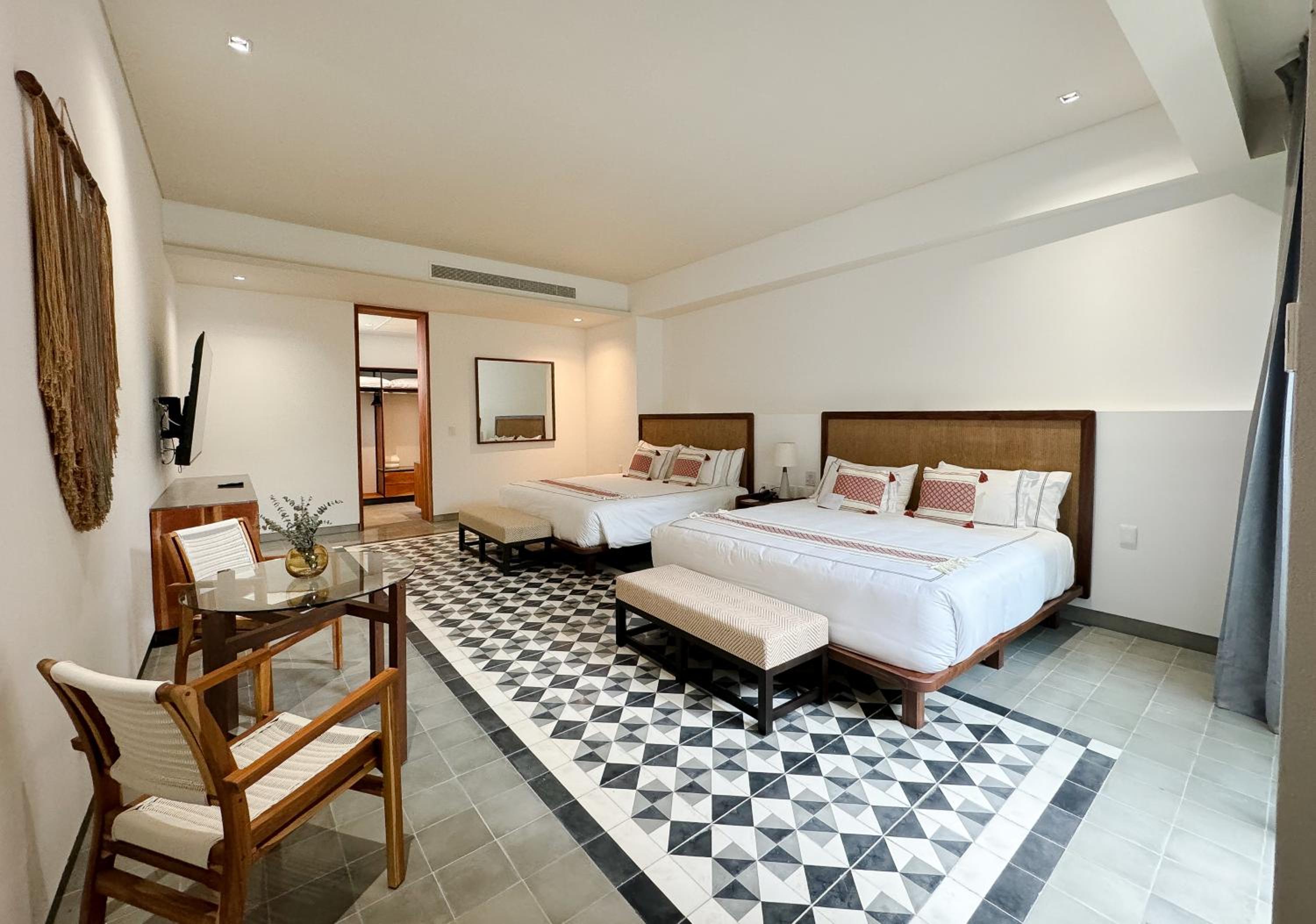 Deluxe Queen Suite photo 1