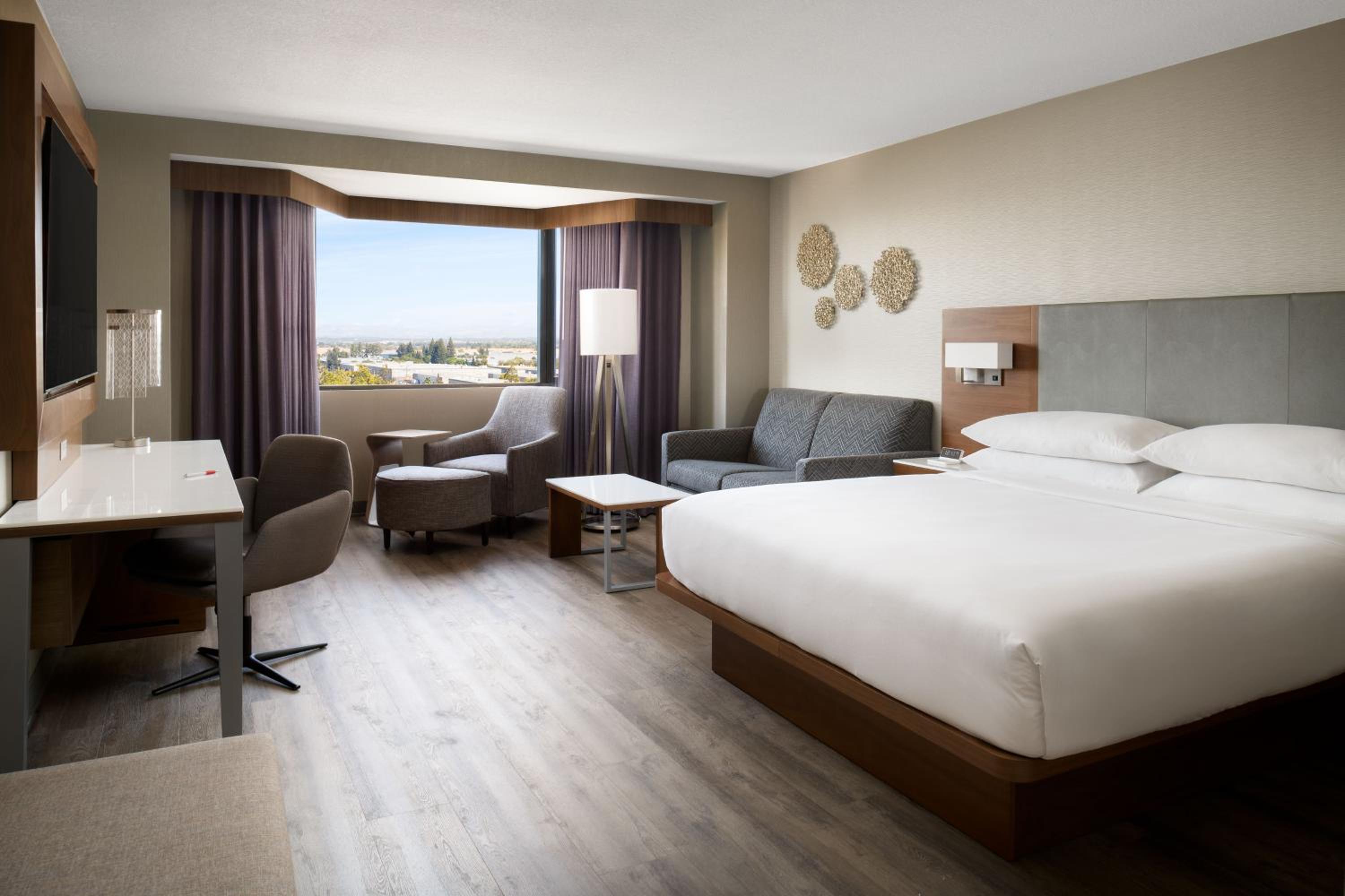 1 King Bed, Concierge Lounge Access, Sofa Bed, High Floor, Guest Room - Photo 3