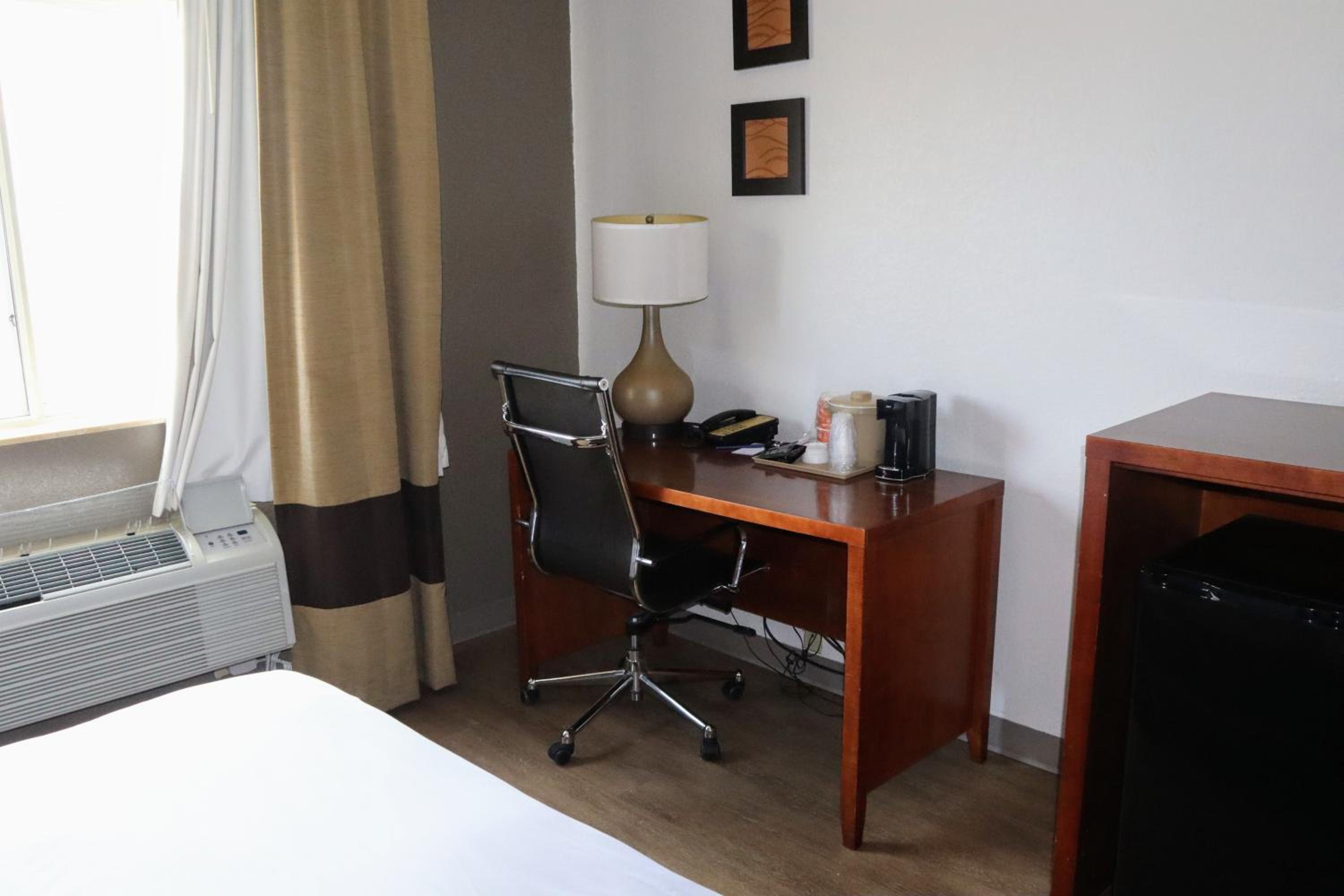 Queen Room - Accessible/Nonsmoking photo 3