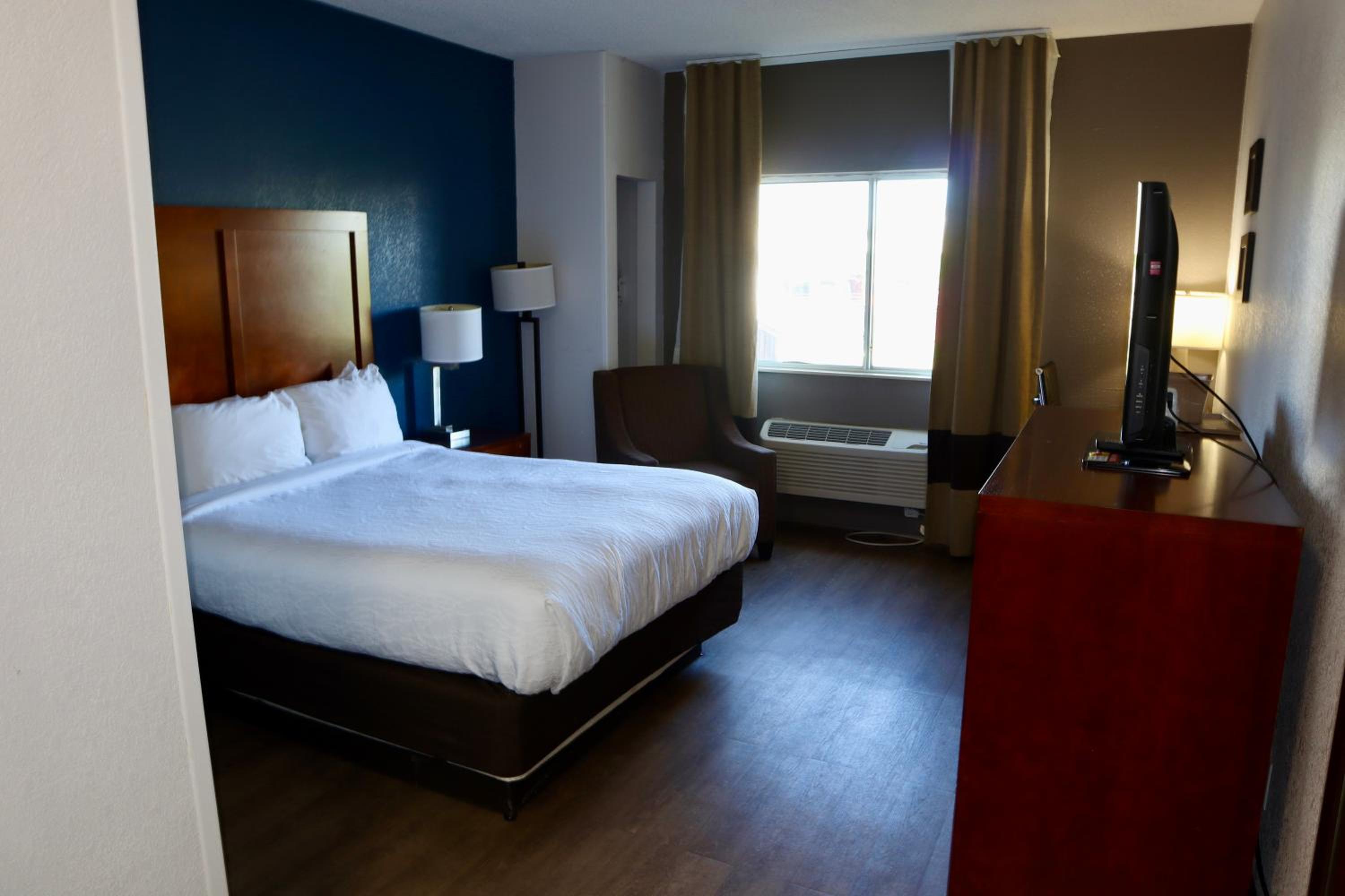 King Room - Non-Smoking photo 2