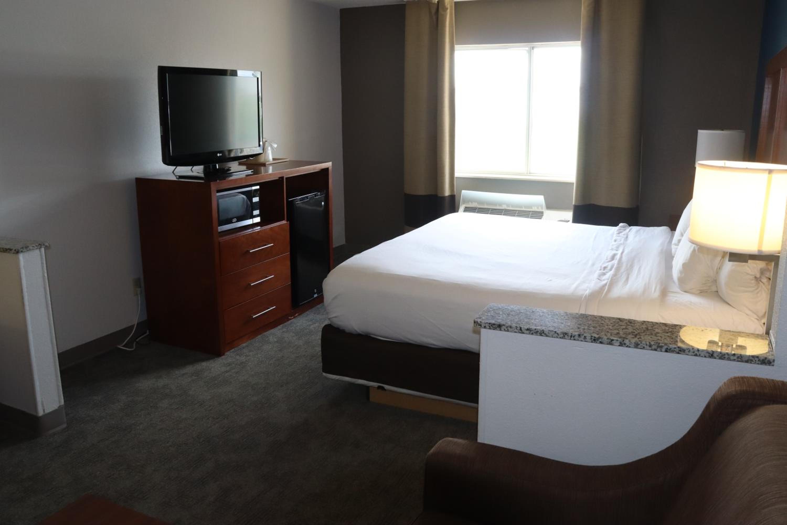 King Suite - Non-Smoking photo 3