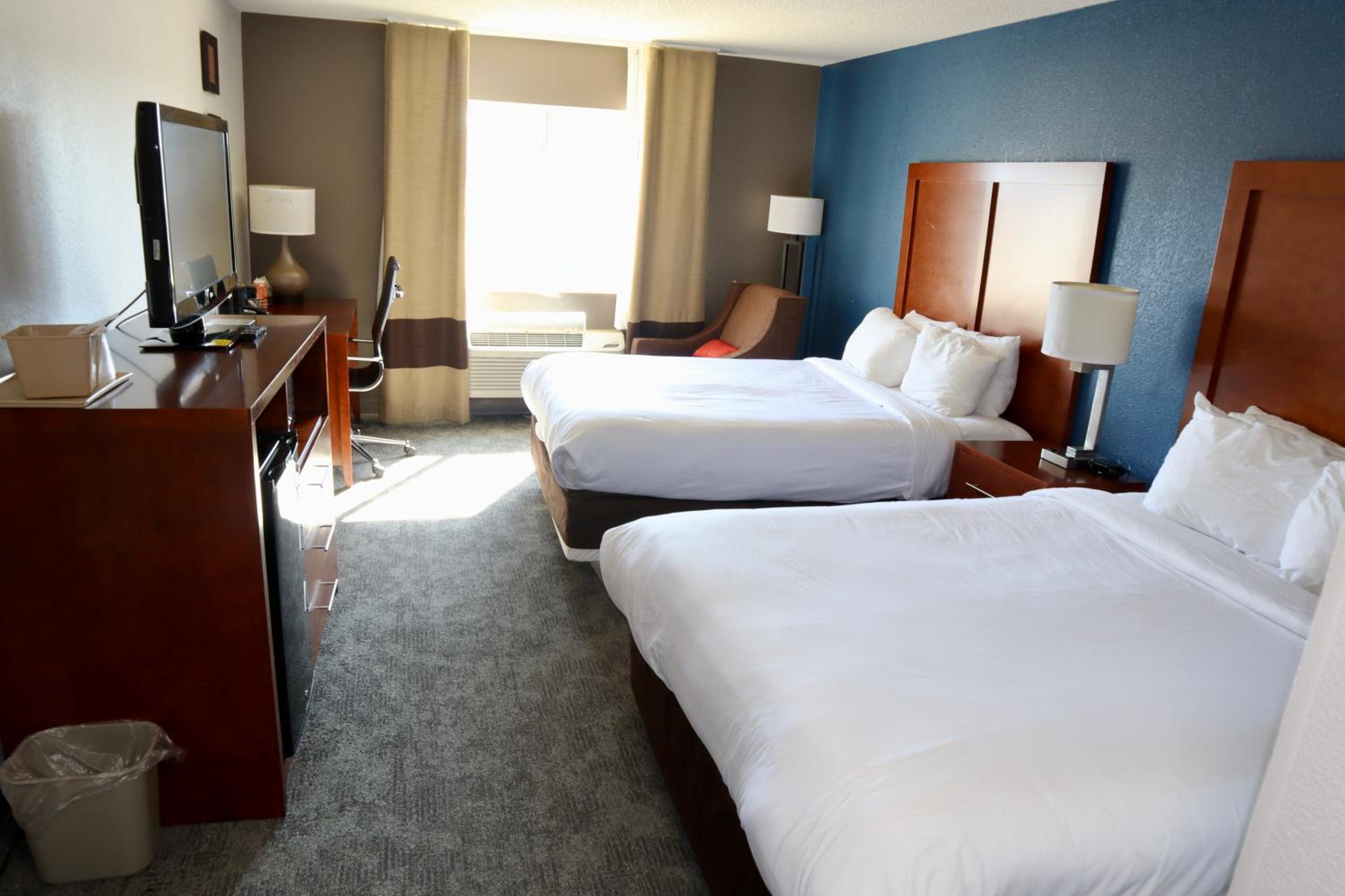 Queen Room with Two Queen Beds - Non-Smoking photo 3
