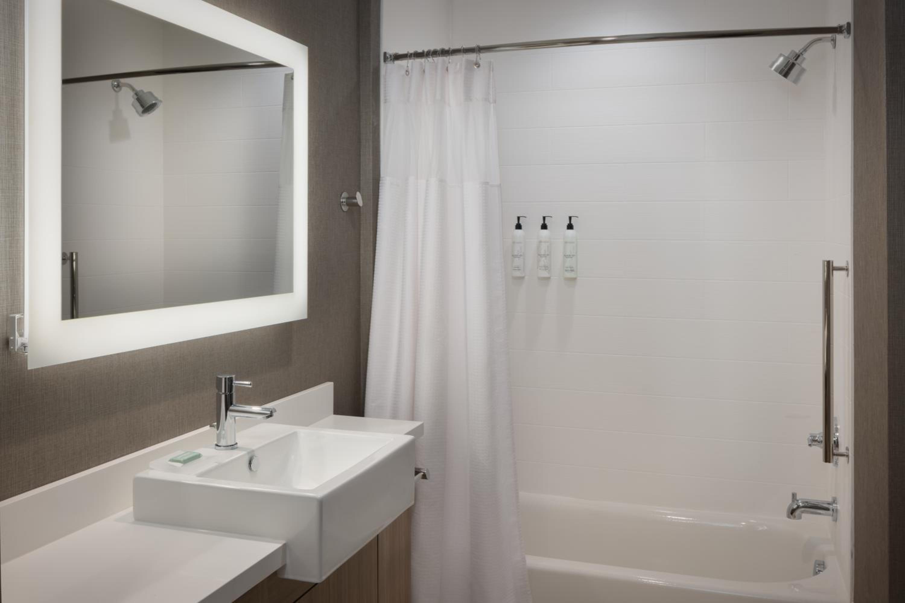 Queen Suite with Sofa Bed and Adapted Tub - Mobility and Hearing Accessible photo 2