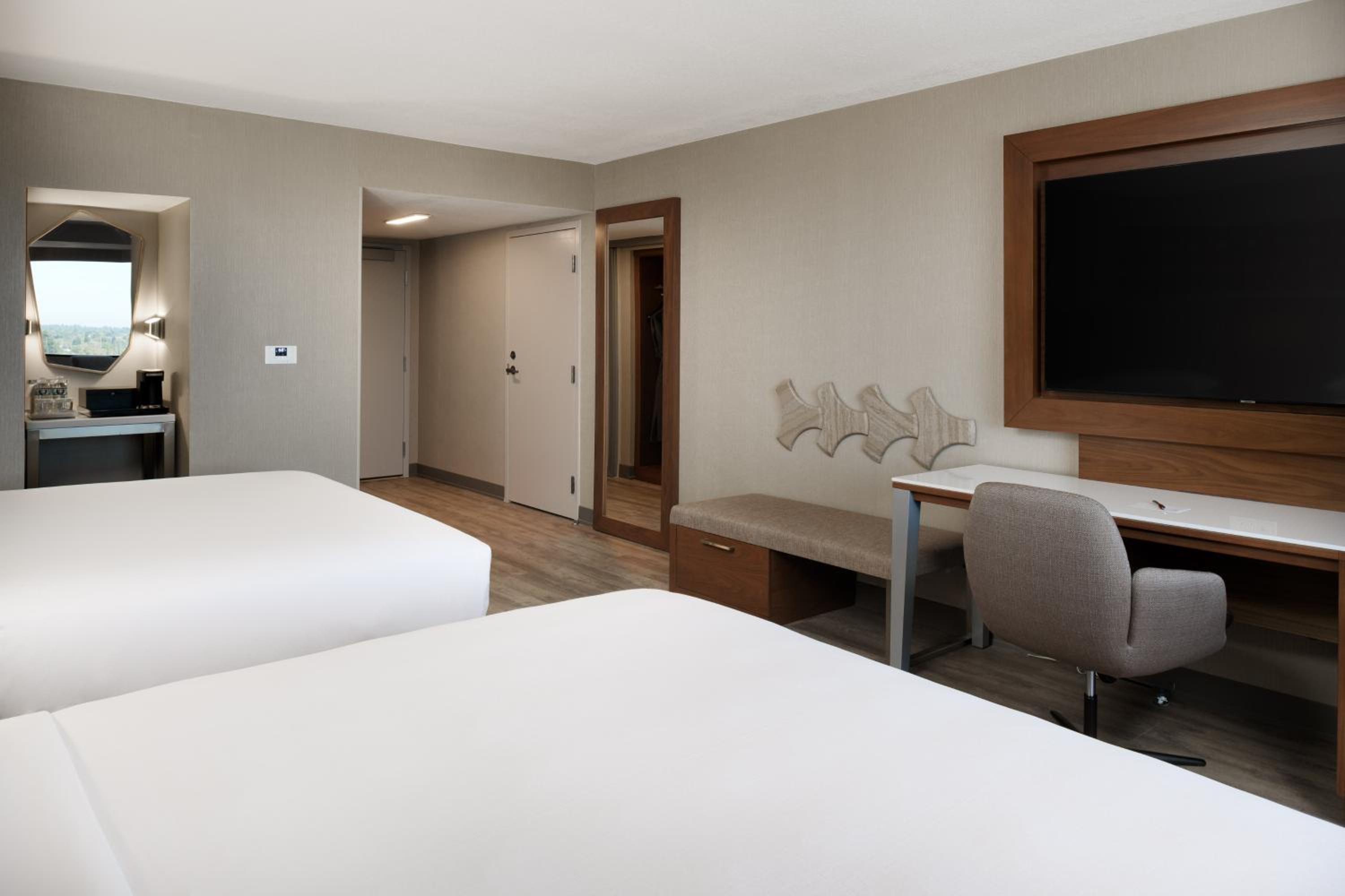 2 King Beds, Concierge Lounge Access, High Floor, Guest Room - Photo 5
