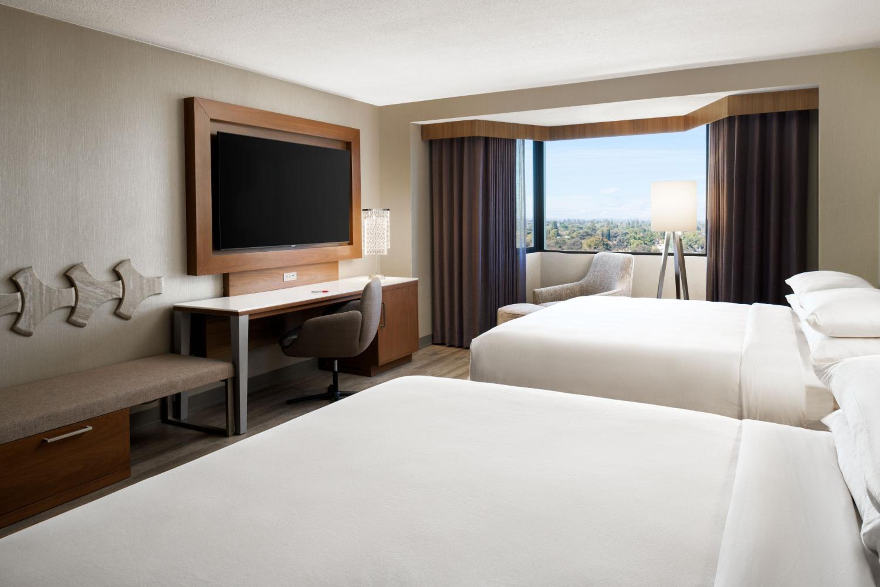 2 King Beds, Concierge Lounge Access, High Floor, Guest Room - Photo 6