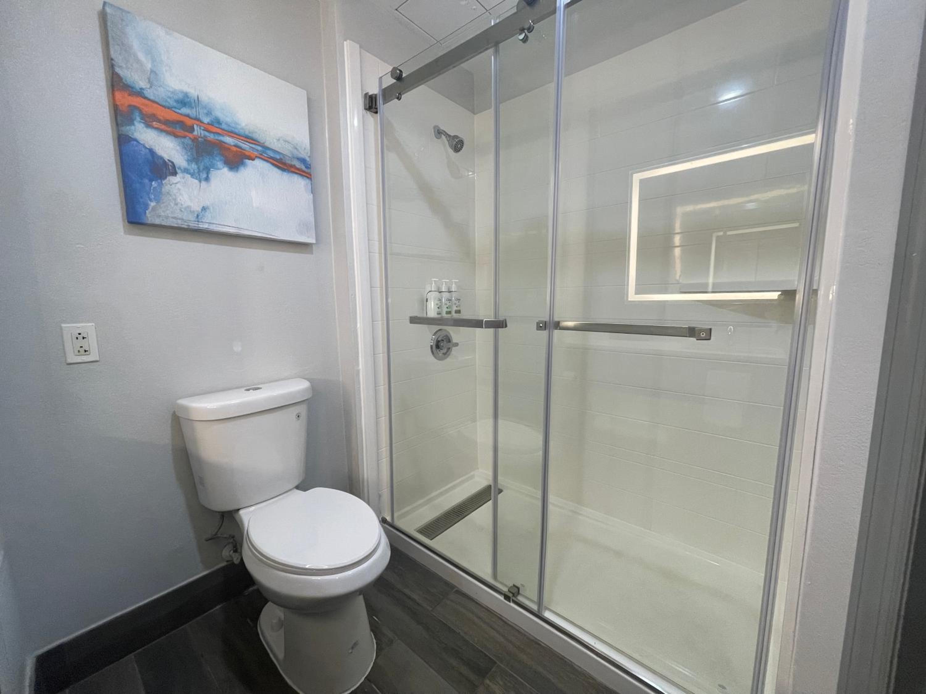 One-Bedroom Family King Suite - Non-Smoking - Photo 6