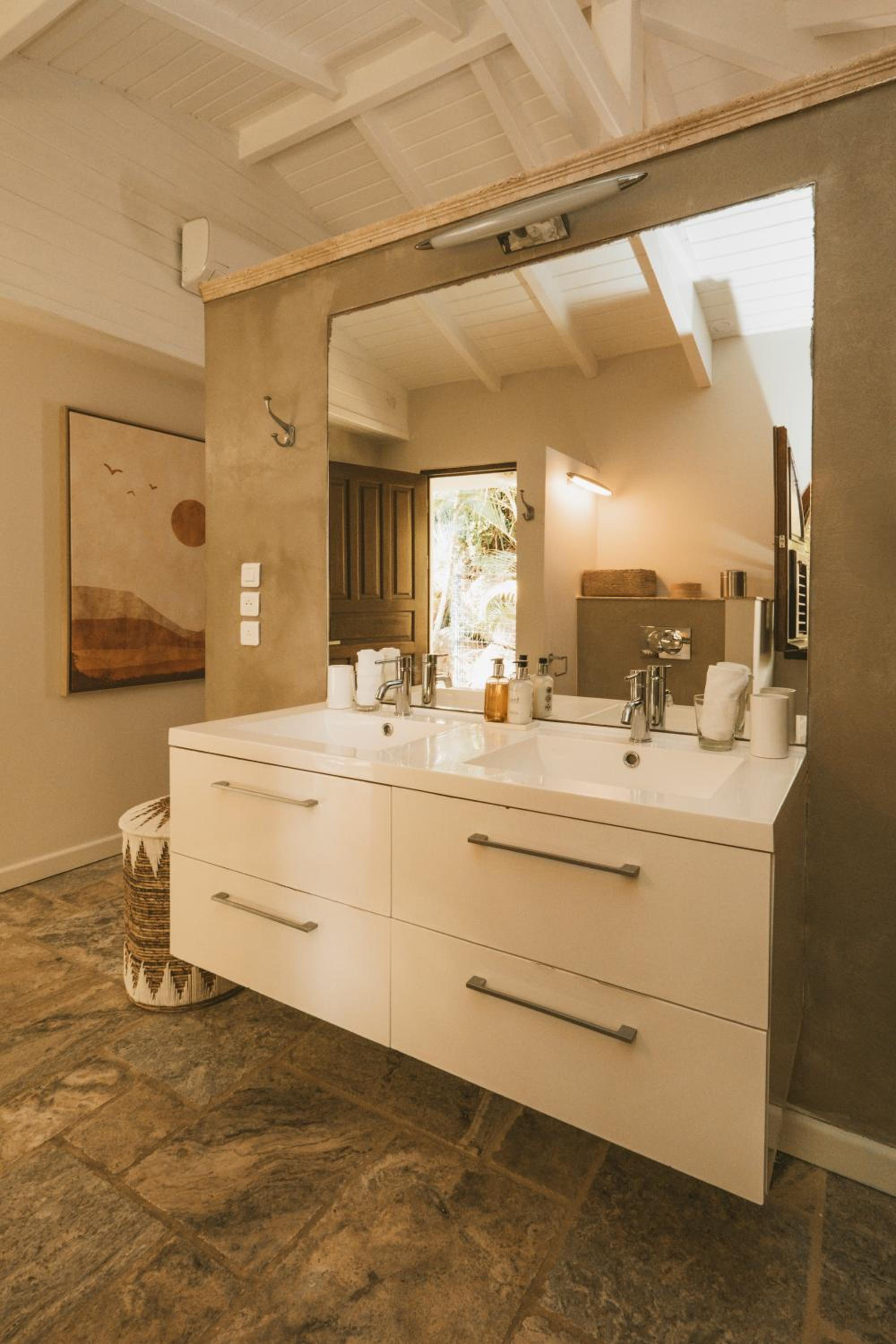 Standard King Room - Photo 7