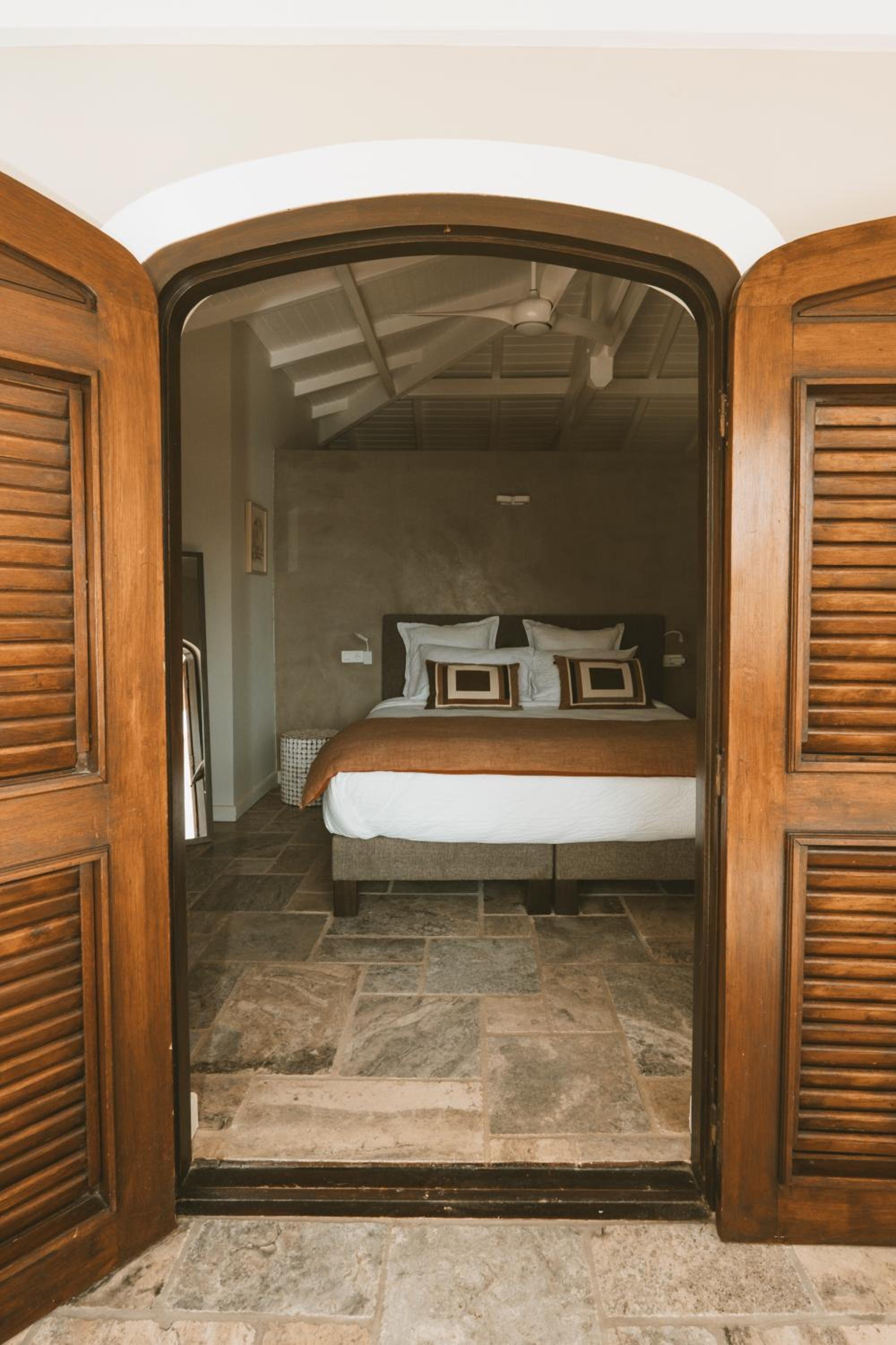 Standard King Room - Photo 8